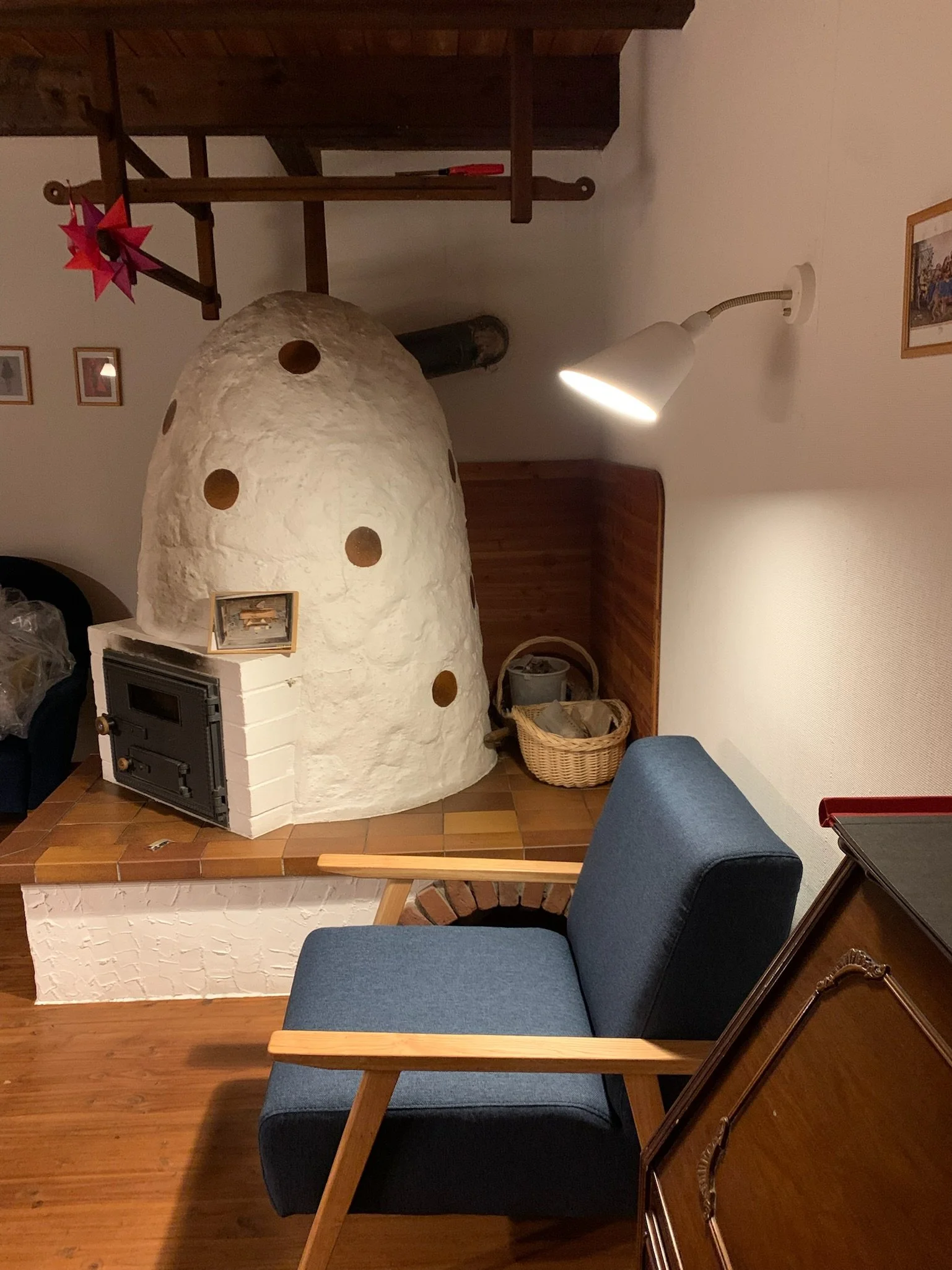 Wohnzimmer mit Tiroler Holzofen im Ferienhaus Haus Grossmoos im Hochschwarzwald