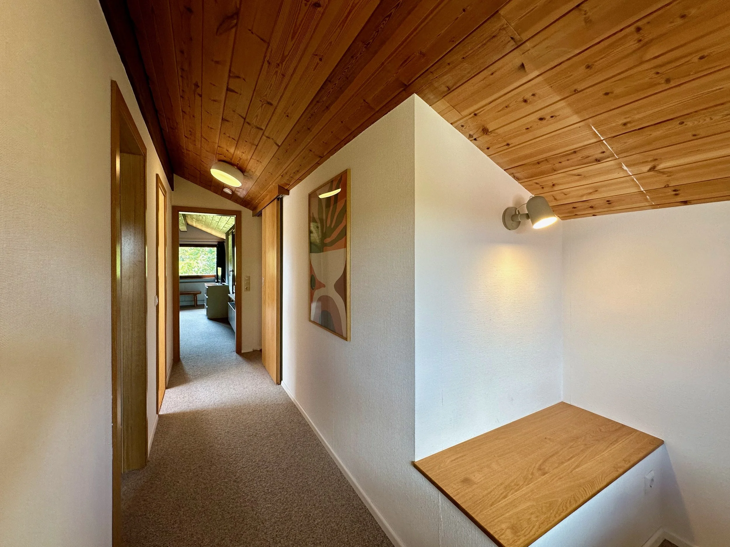 Blick vom Arbeitsplatz in den Flur und in Schlafzimmer im Dachgeschoss  im Ferienhaus Haus Grossmoos im Hochschwarzwald