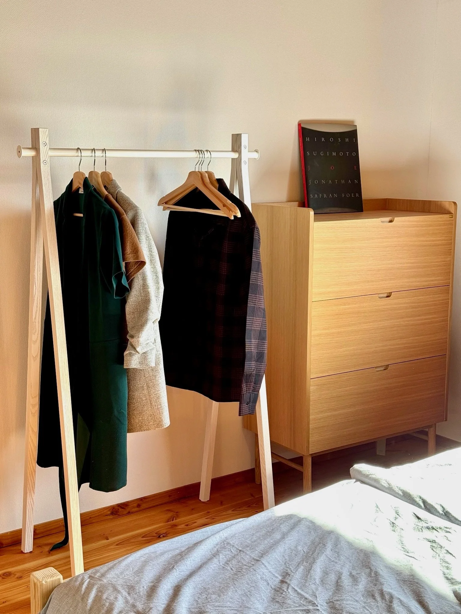 Schlafzimmer 1 mit Kleiderstange und Kommode im Ferienhaus Haus Grossmoos im Hochschwarzwald