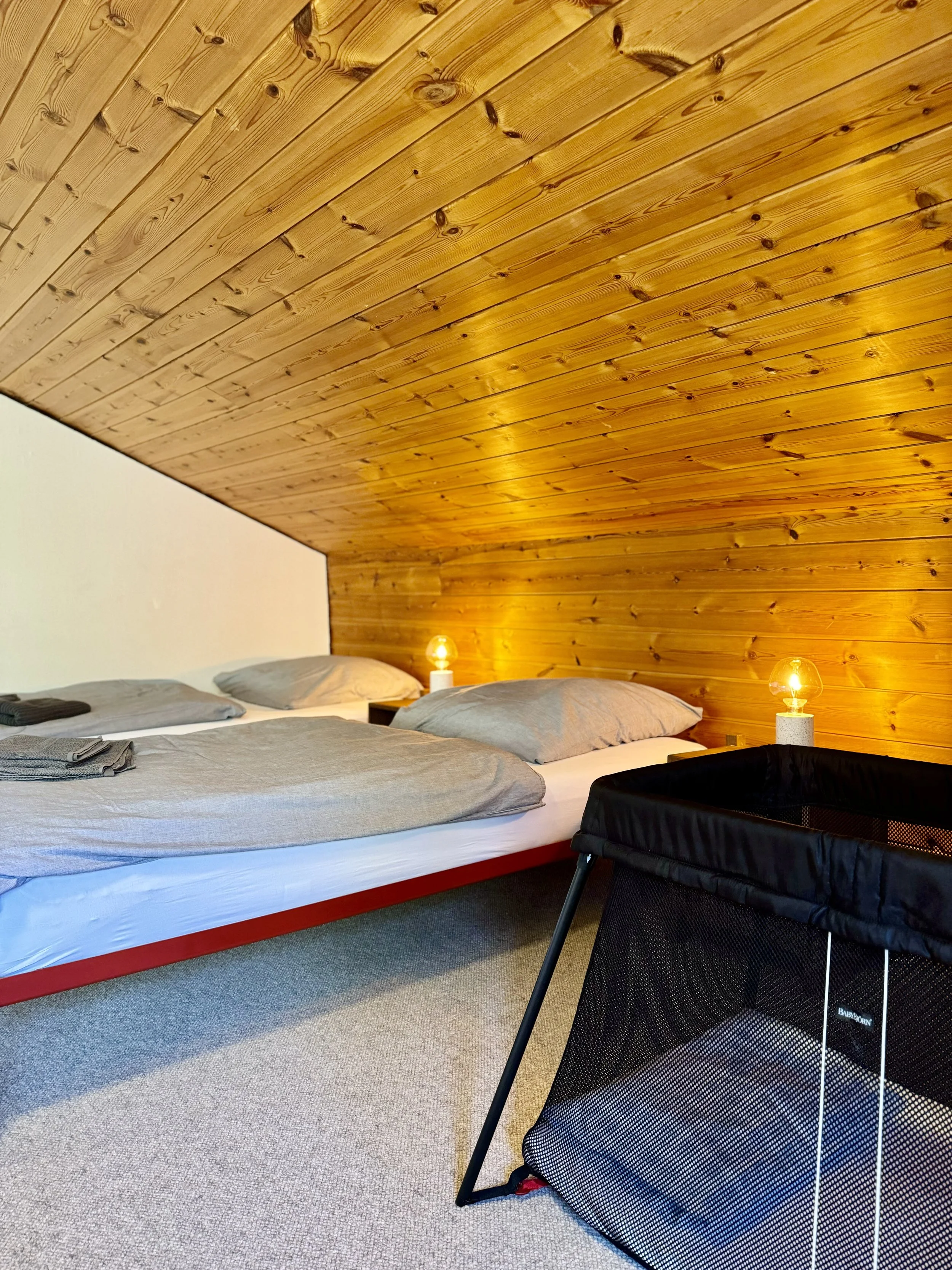 Schlafzimmer 4 im Dachgeschoss mit zwei Einzelbetten im Ferienhaus Haus Grossmoos im Hochschwarzwald