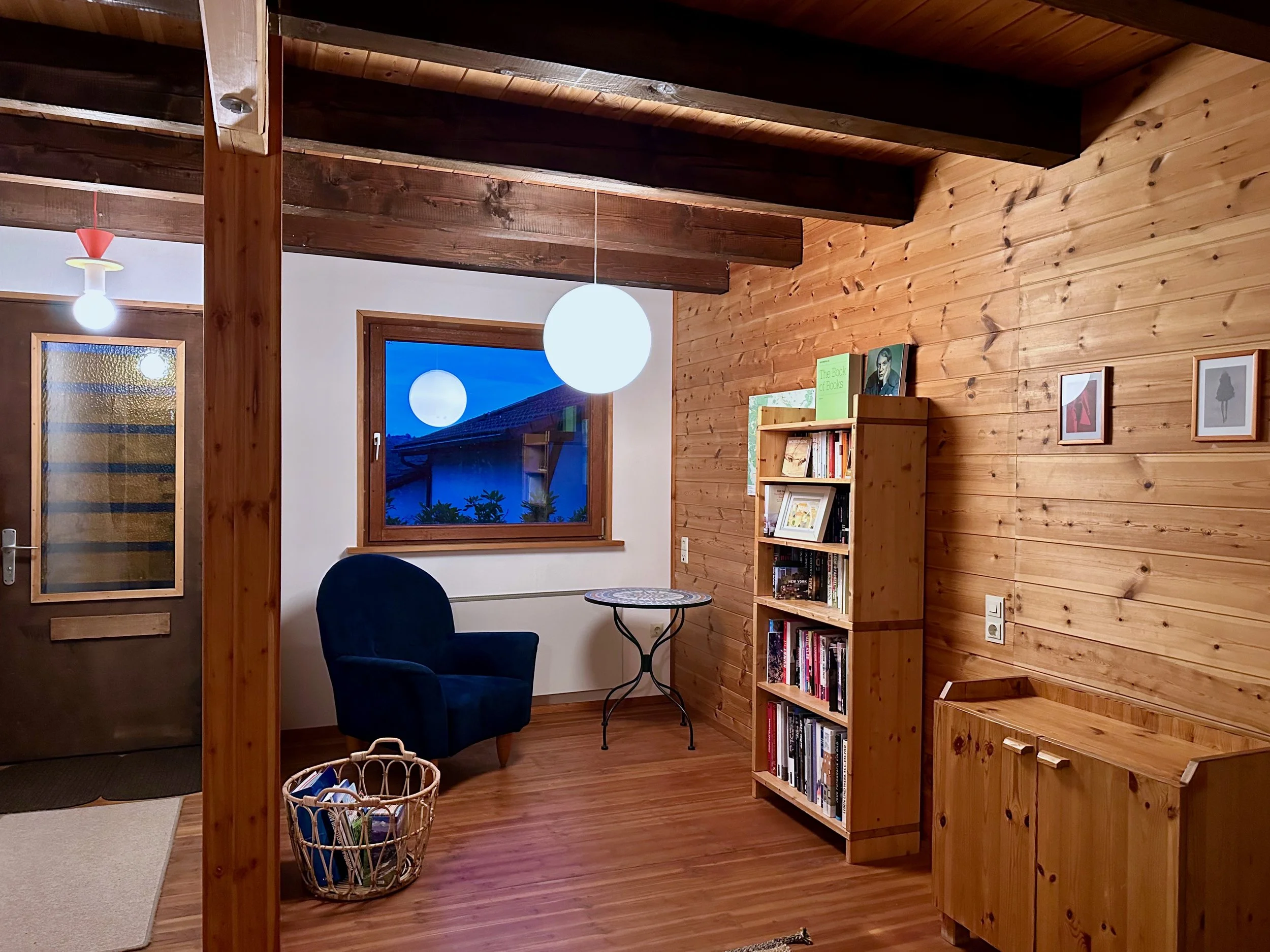 Eingangstür links und der Verweilbereich mit Bücherecke im Ferienhaus Haus Grossmoos im Hochschwarzwald