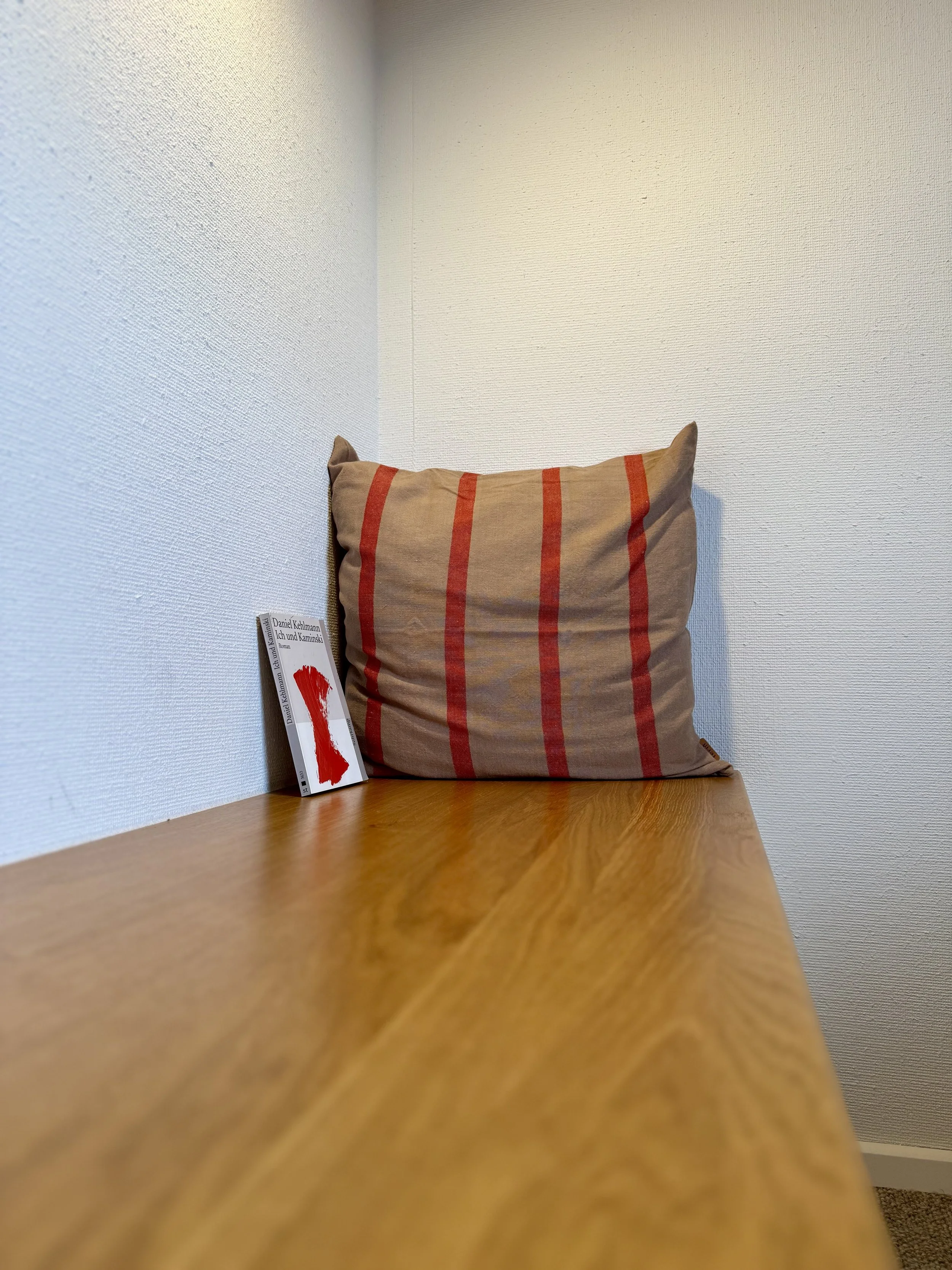 Sitzecke mit Kissen beim Arbeitsplatz des Ferienhaus Haus Grossmoos im Hochschwarzwald