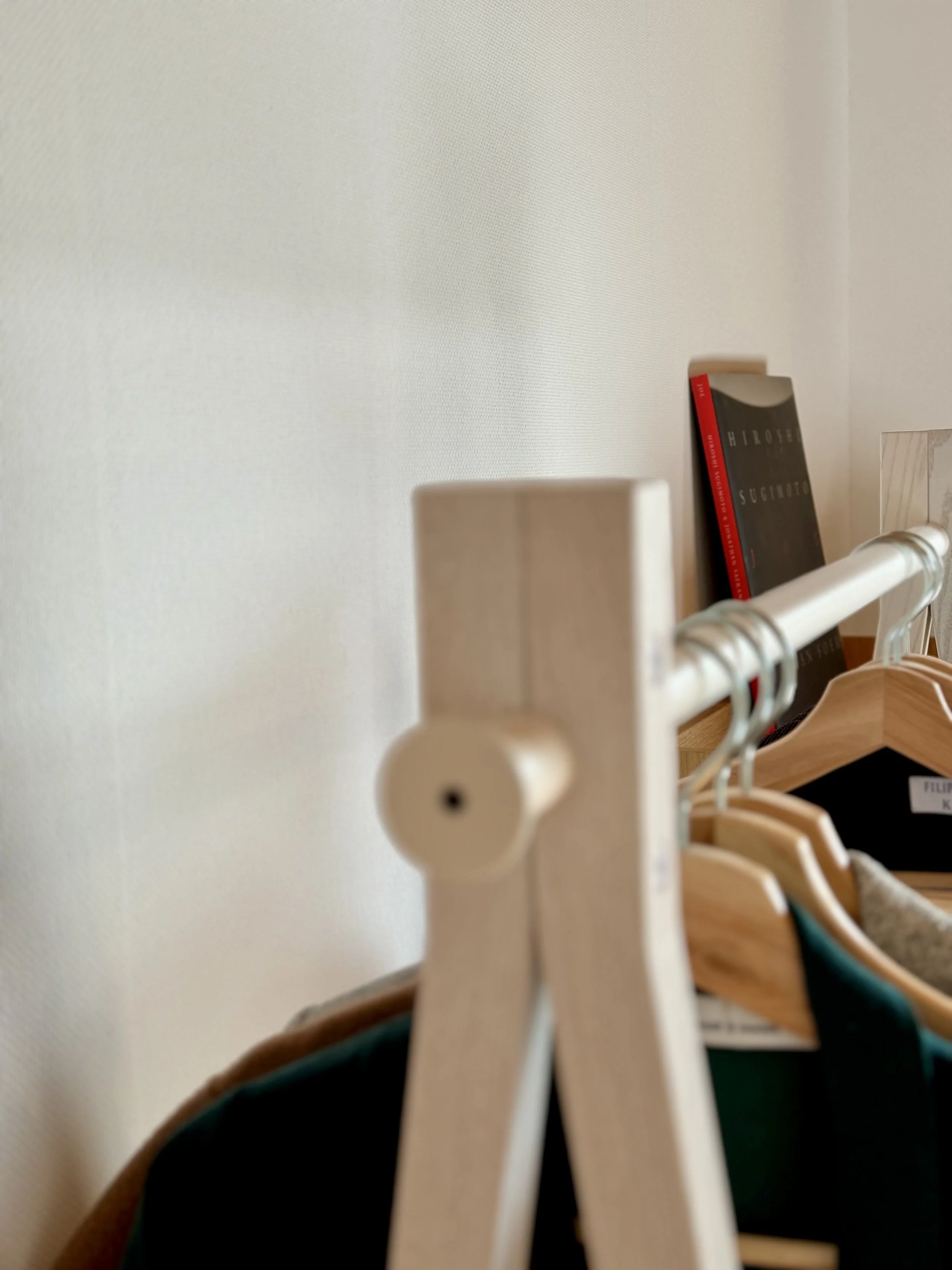 Schlafzimmer 1 mit Kleiderstange und Kommode im Detail im Ferienhaus Haus Grossmoos im Hochschwarzwald