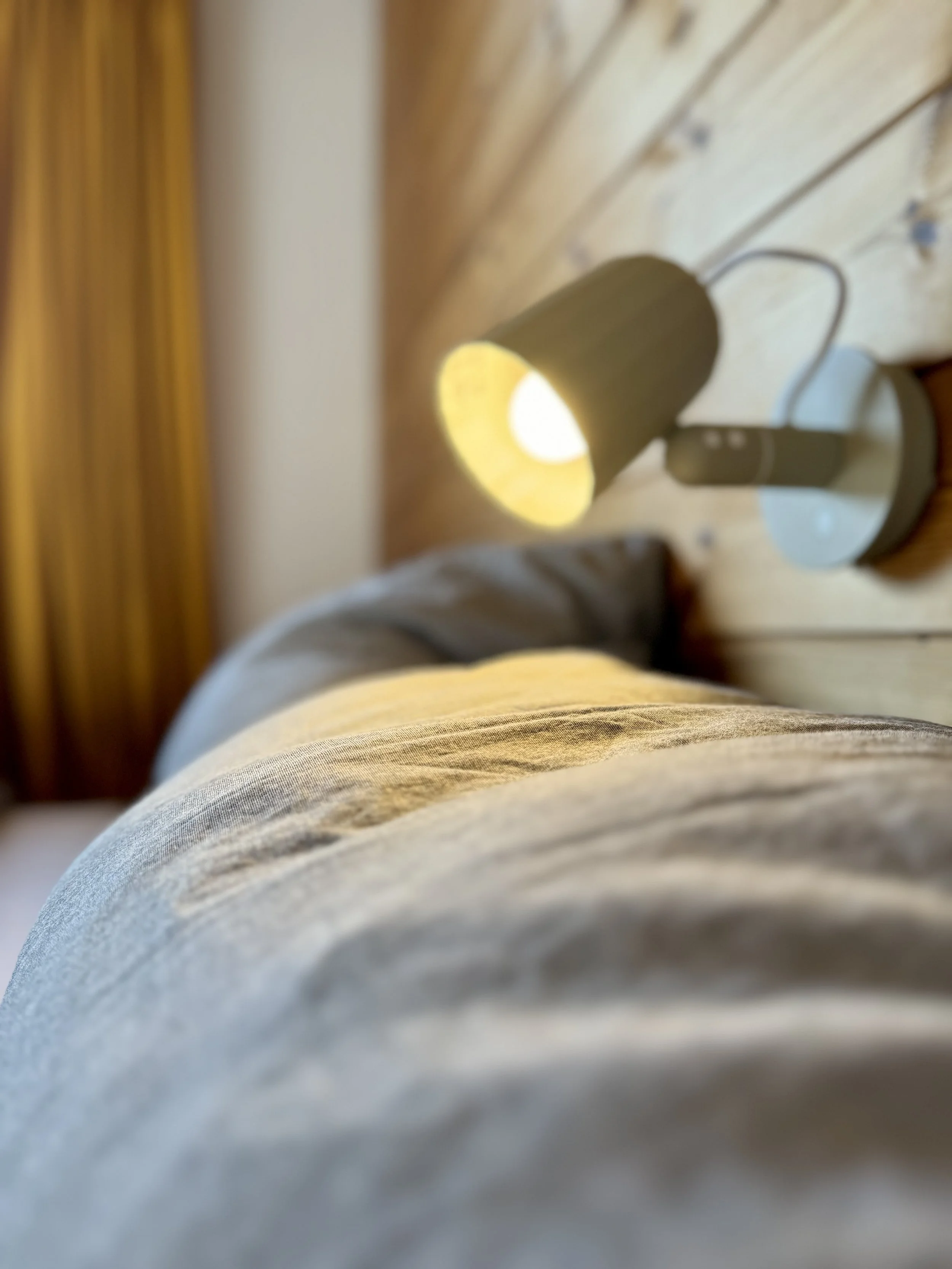 Leselampe von Hay im Schlafzimmer des Ferienhaus Haus Grossmoos im Hochschwarzwald