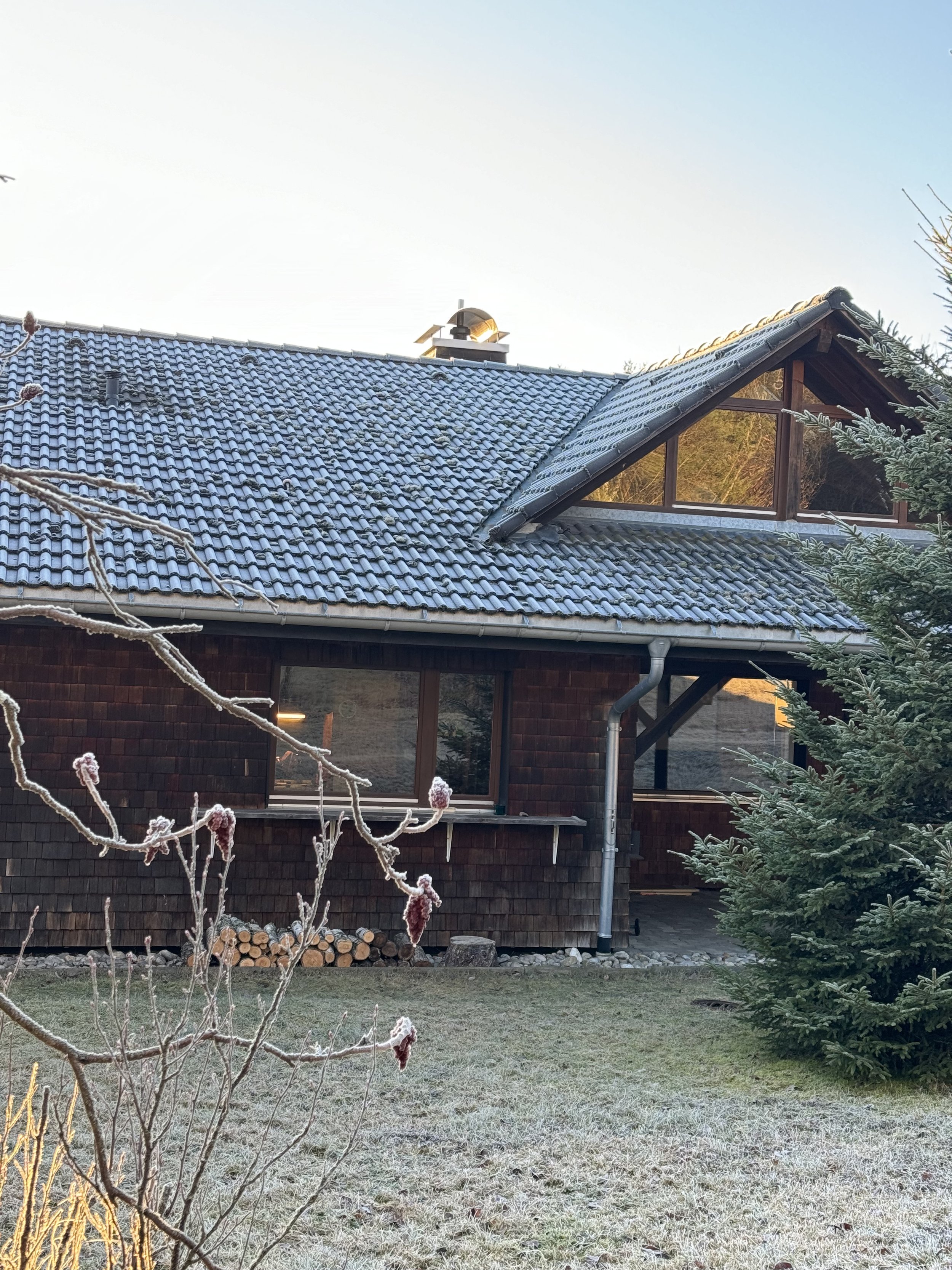 Blick vom Garten auf das Ferienhaus Haus Grossmoos im Hochschwarzwald