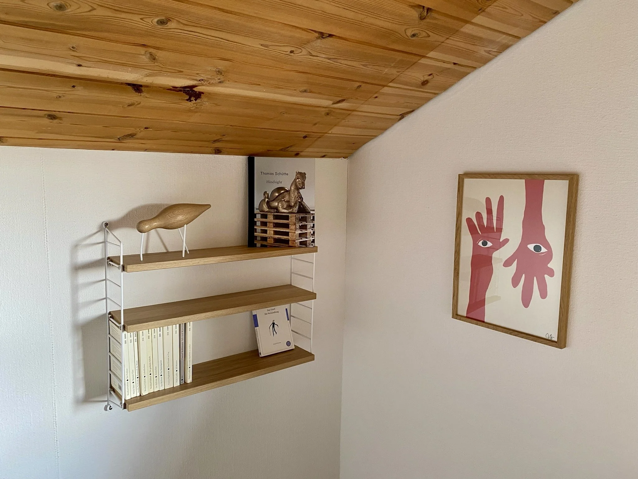 Bücherregal beim Arbeitsplatz im Dachgeschoss  im Ferienhaus Haus Grossmoos im Hochschwarzwald