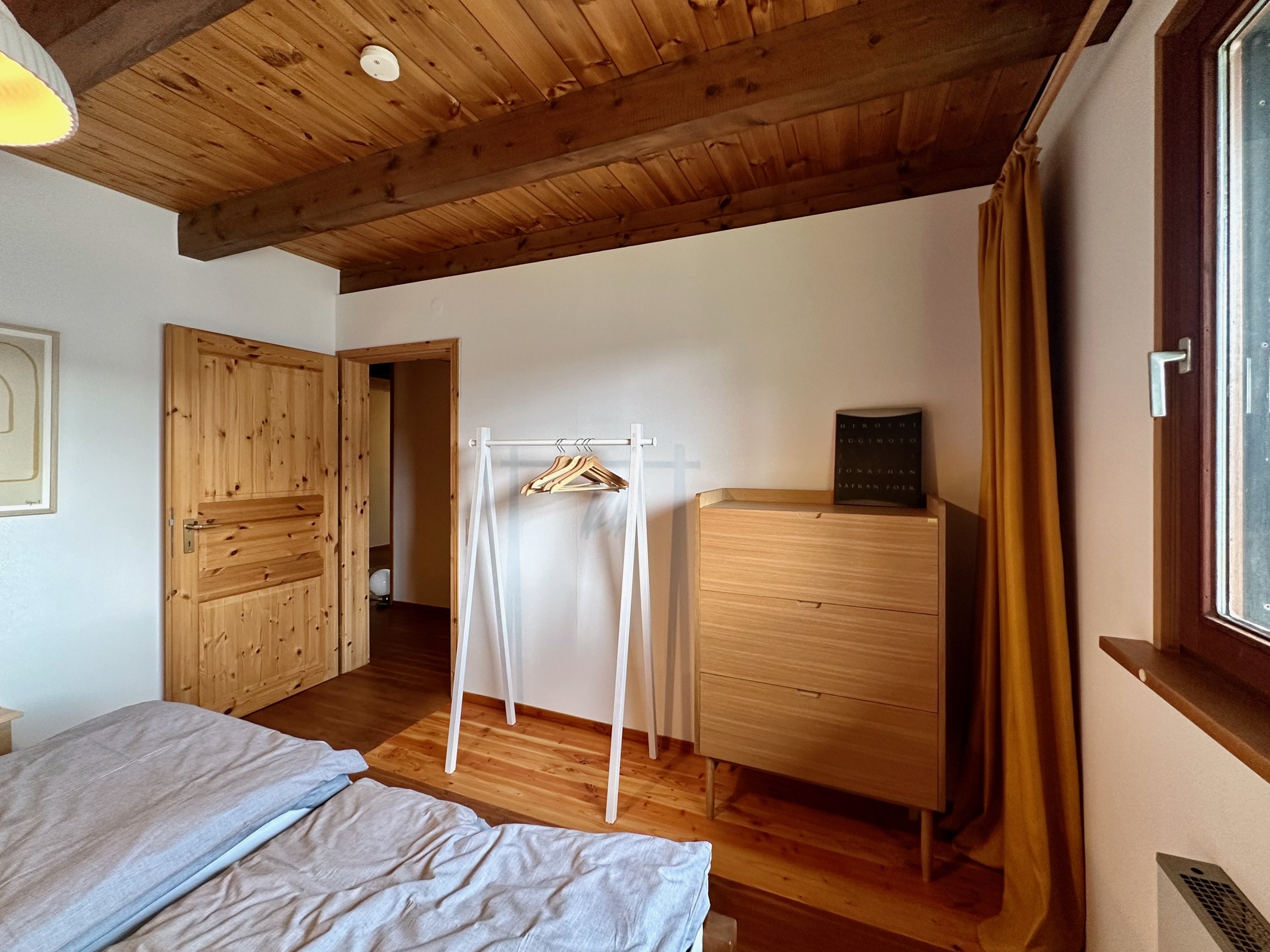 Schlafzimmer 1 mit Kleiderstange und Kommode im Ferienhaus Haus Grossmoos im Hochschwarzwald