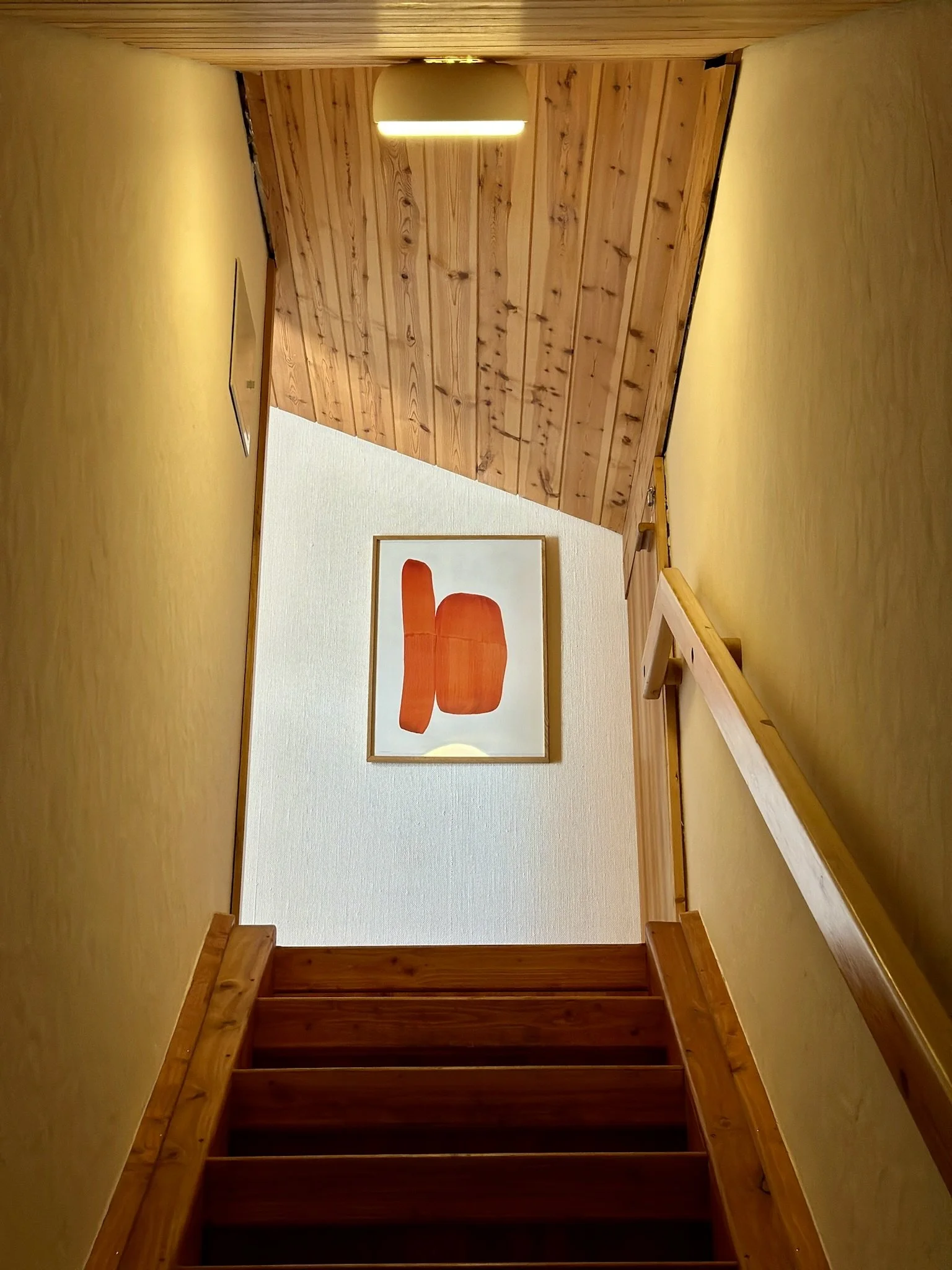 Treppe ins Dachgeschoss mit Poster von Ronan Bouroullec im Ferienhaus Haus Grossmoos im Hochschwarzwald