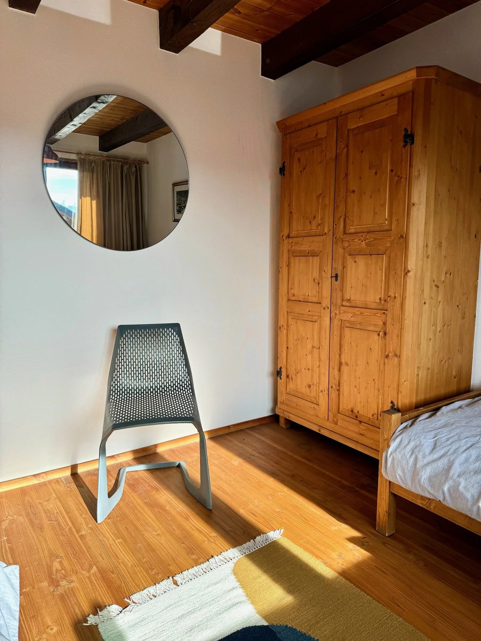 Schlafzimmer 2 mit Kleiderschrank und Konstantin Grcic Stuhl im Ferienhaus Haus Grossmoos im Hochschwarzwald