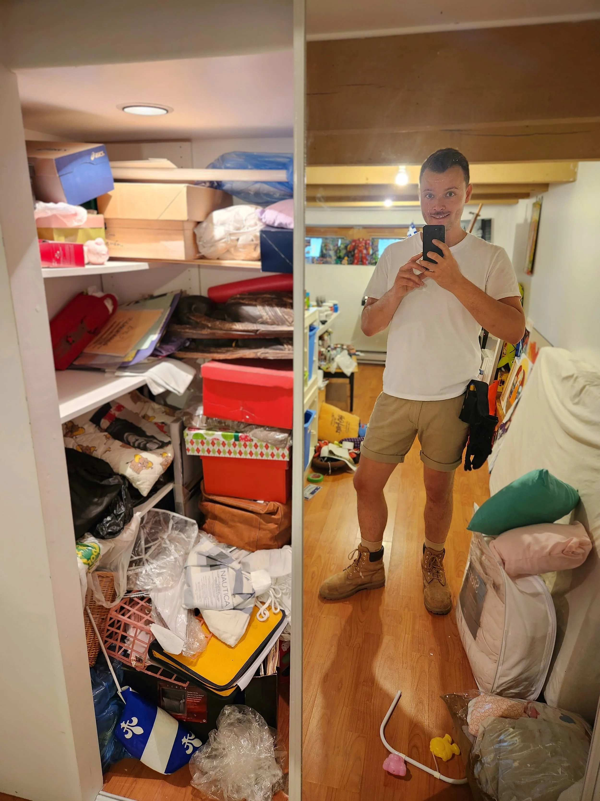 Placard encombré, Gabriel se préparant à organiser l'armoire pour pas cher