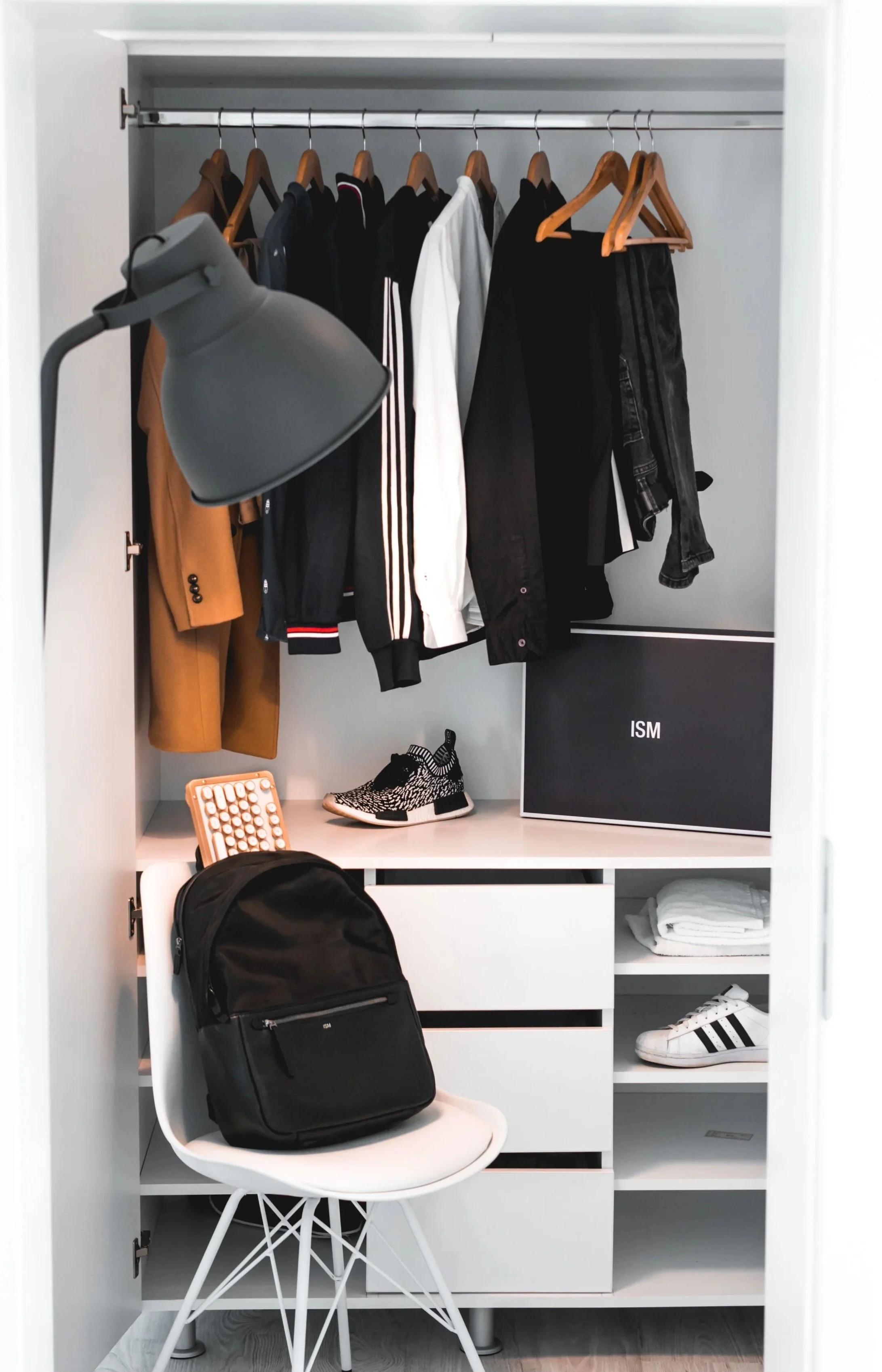 Organisation d'un placard, penderie, armoire, cuisine, chambre, espaces