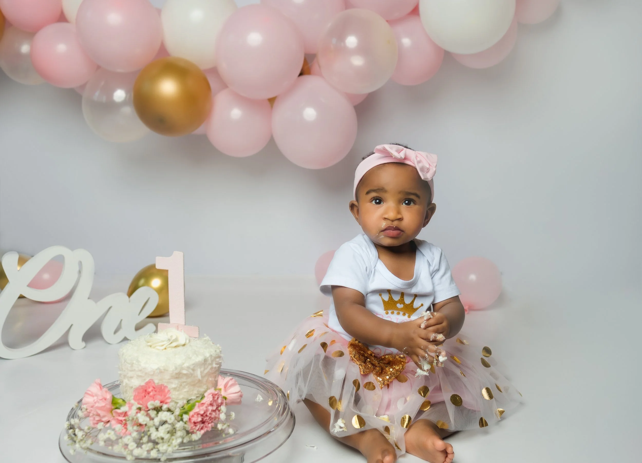 2025_PiximuzePhoto_CakeSmash (23) Reedit26-Edit-Edit.jpg