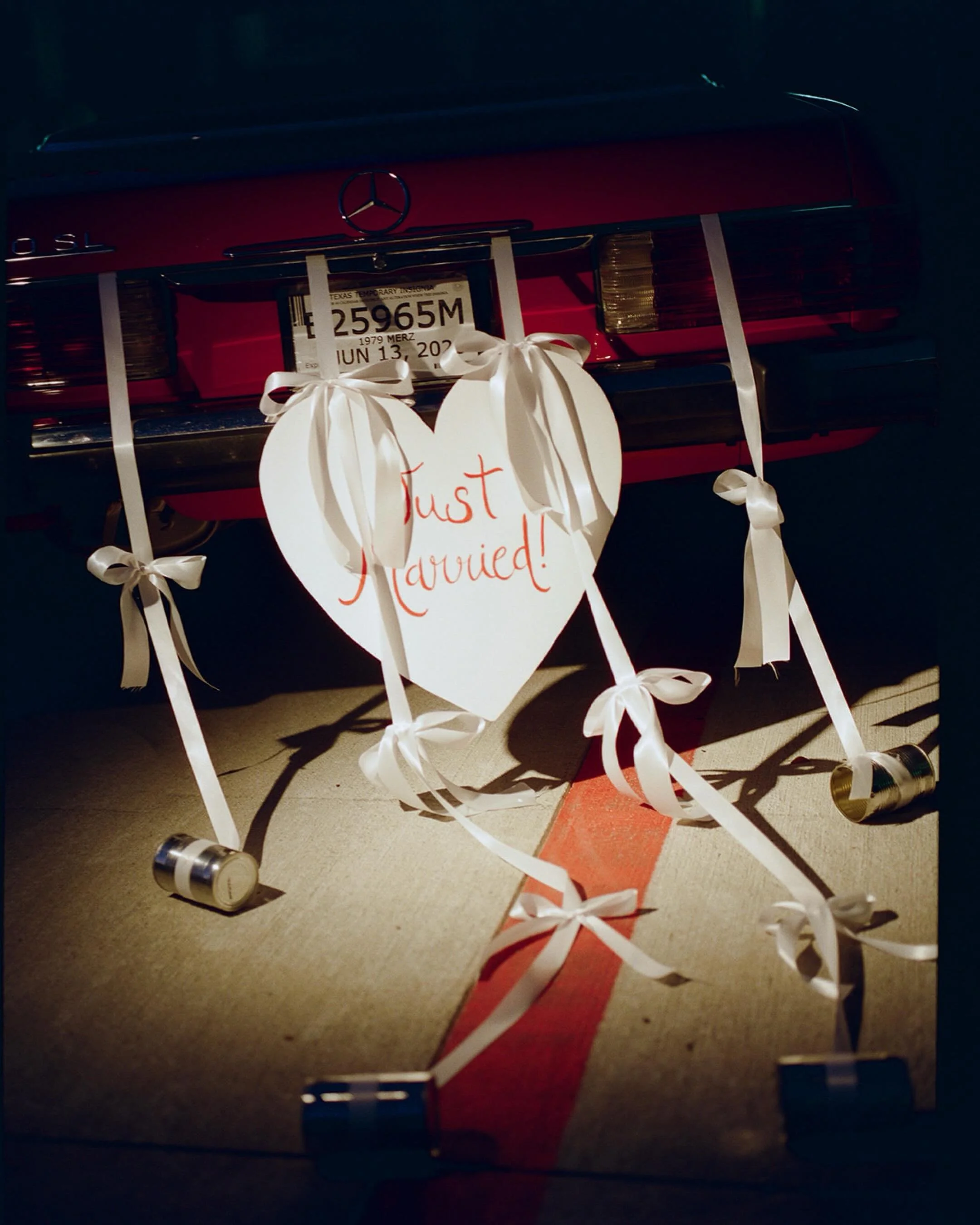 A day covered in red, hearts &amp; a splash of Elvis 🌹&hearts;️ this wedding day was all around FUN! A celebration of R&amp;Z full of quiet moments for the two of them, playful guest entertainment, retro twists, red-drenched everything &amp; a whole