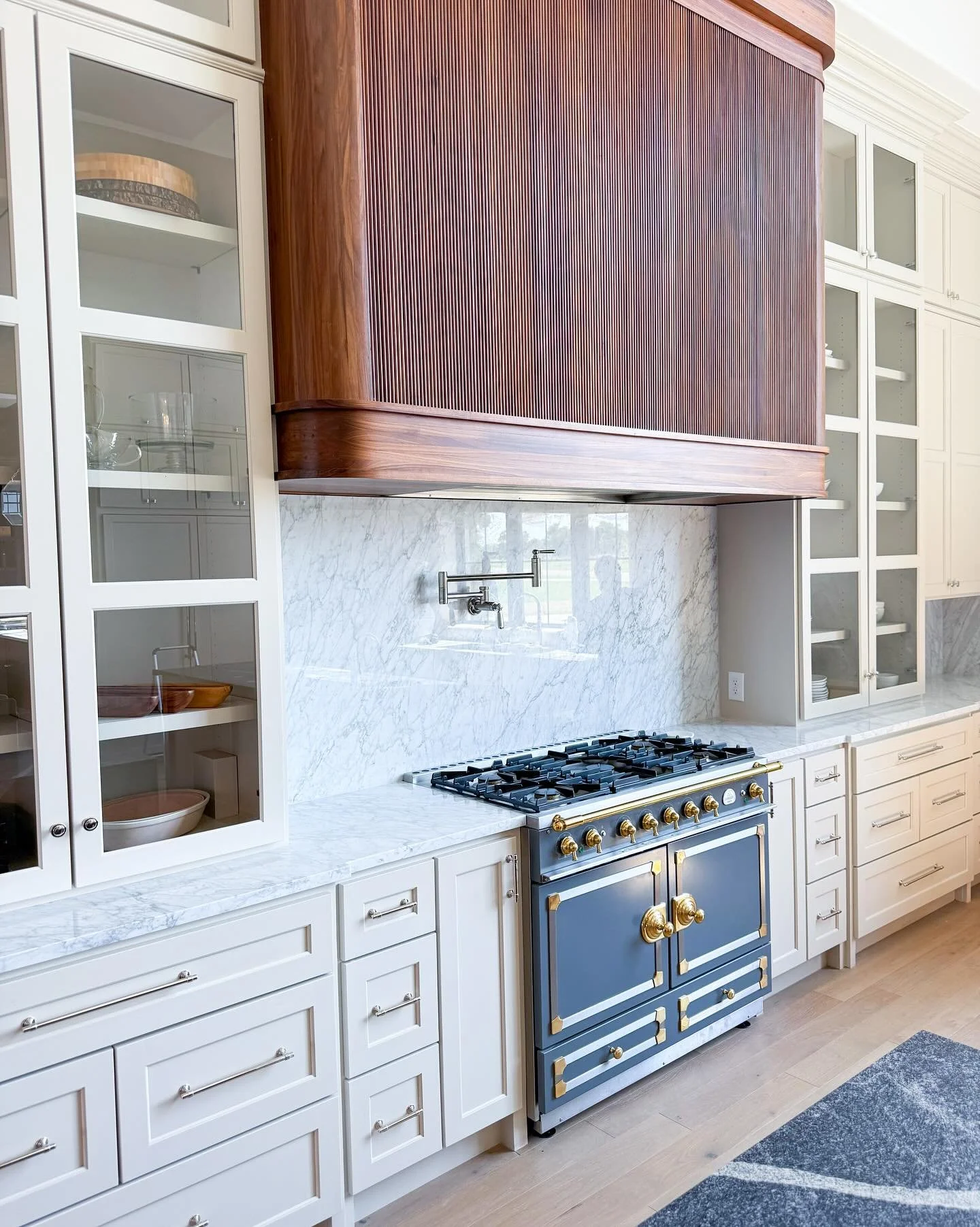 New kitchen, fresh shelf liner. We got you covered! 😉 Our team creates a custom fit that is sure to protect your drawers and cabinets for seasons and spills to come!
&bull;
&bull;
This amazing kitchen was built and designed by @bearcreekhomes ✨ 
&bu