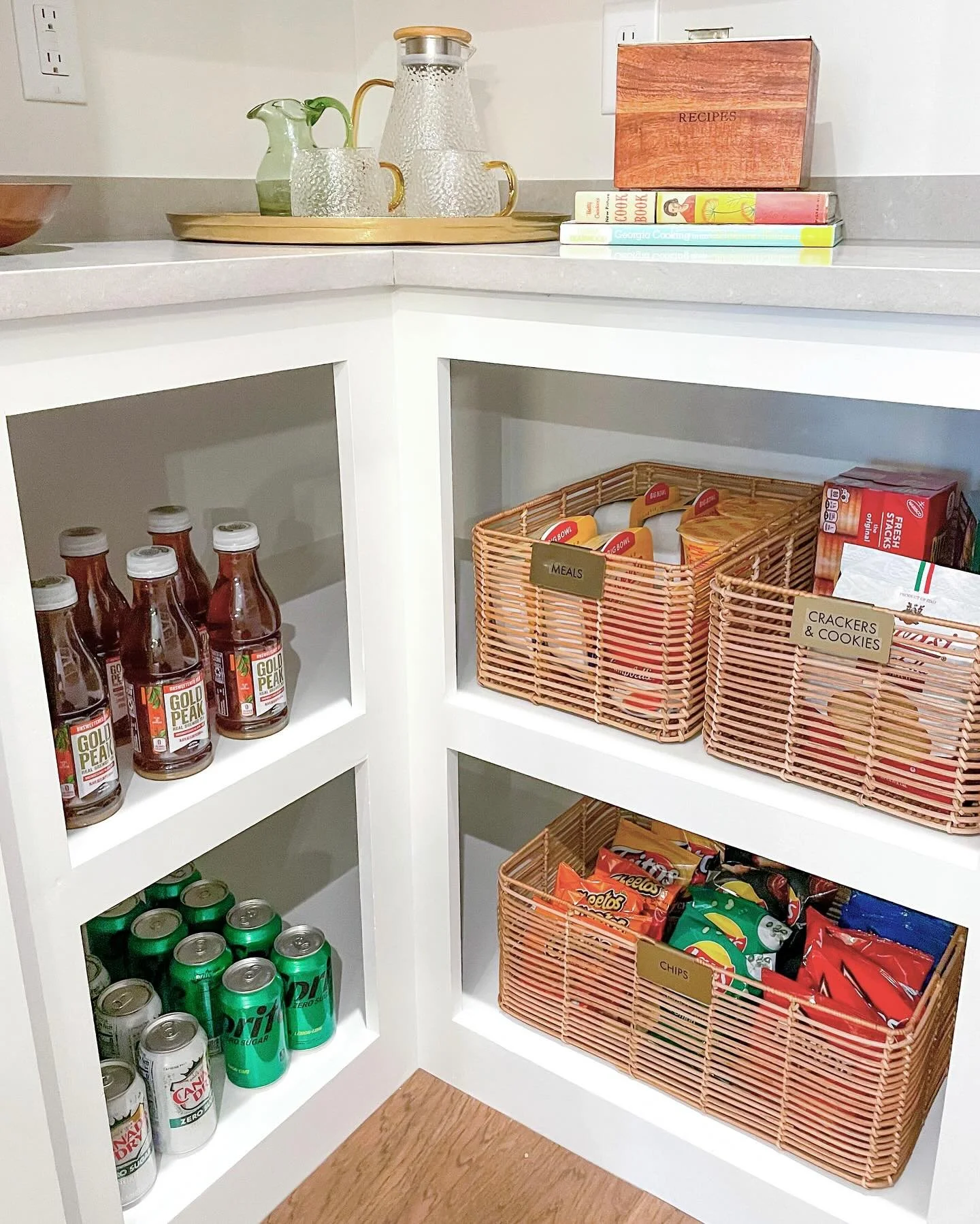 If you want an organized pantry, call us @labeled.living. If you want a perfectly designed and built pantry, call @travishortonhomes Together we make your pantry dreams come true! ✨ Swipe to see the full effect! 
&bull;
&bull;
&bull;
#labeledlivingll