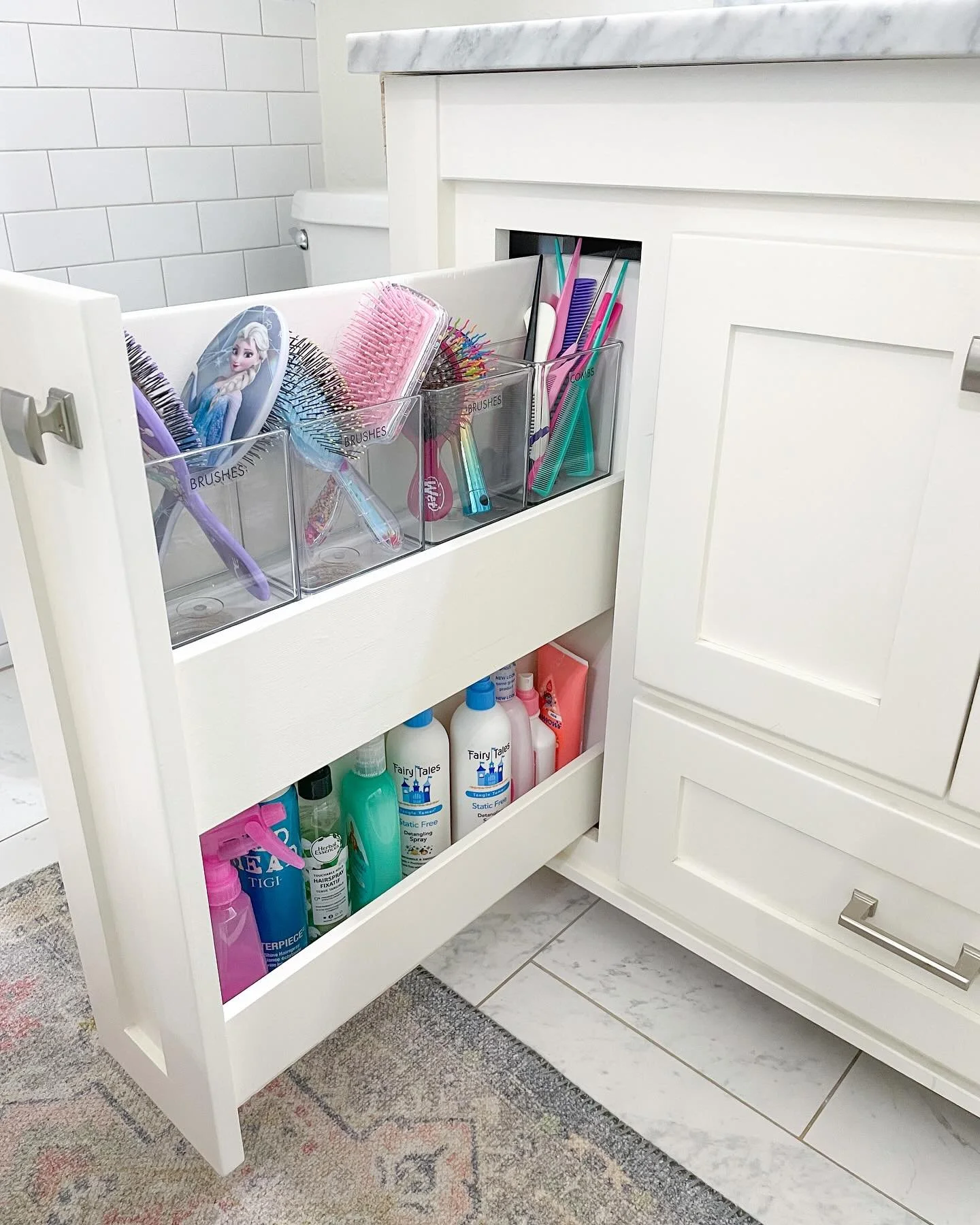 Oh how we love organizing a girly girl&rsquo;s best friend: Accessories. 👑 
&bull;&bull;&bull;
We love finding alternative solutions to storing everyday items. Tight spaces may seem like a problem but there is always a solution and we will find it.