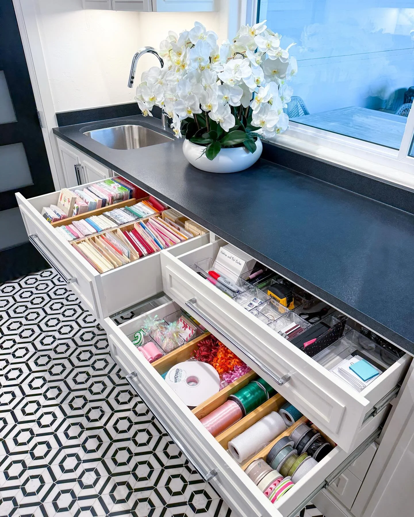 Ever met a hostess who truly has it all figured out? Wonder how they make it look so effortless? Behind the scenes, it&rsquo;s all about systems like these. @kristinebatesinteriors doesn&rsquo;t just design beautiful spaces, they know exactly how to 