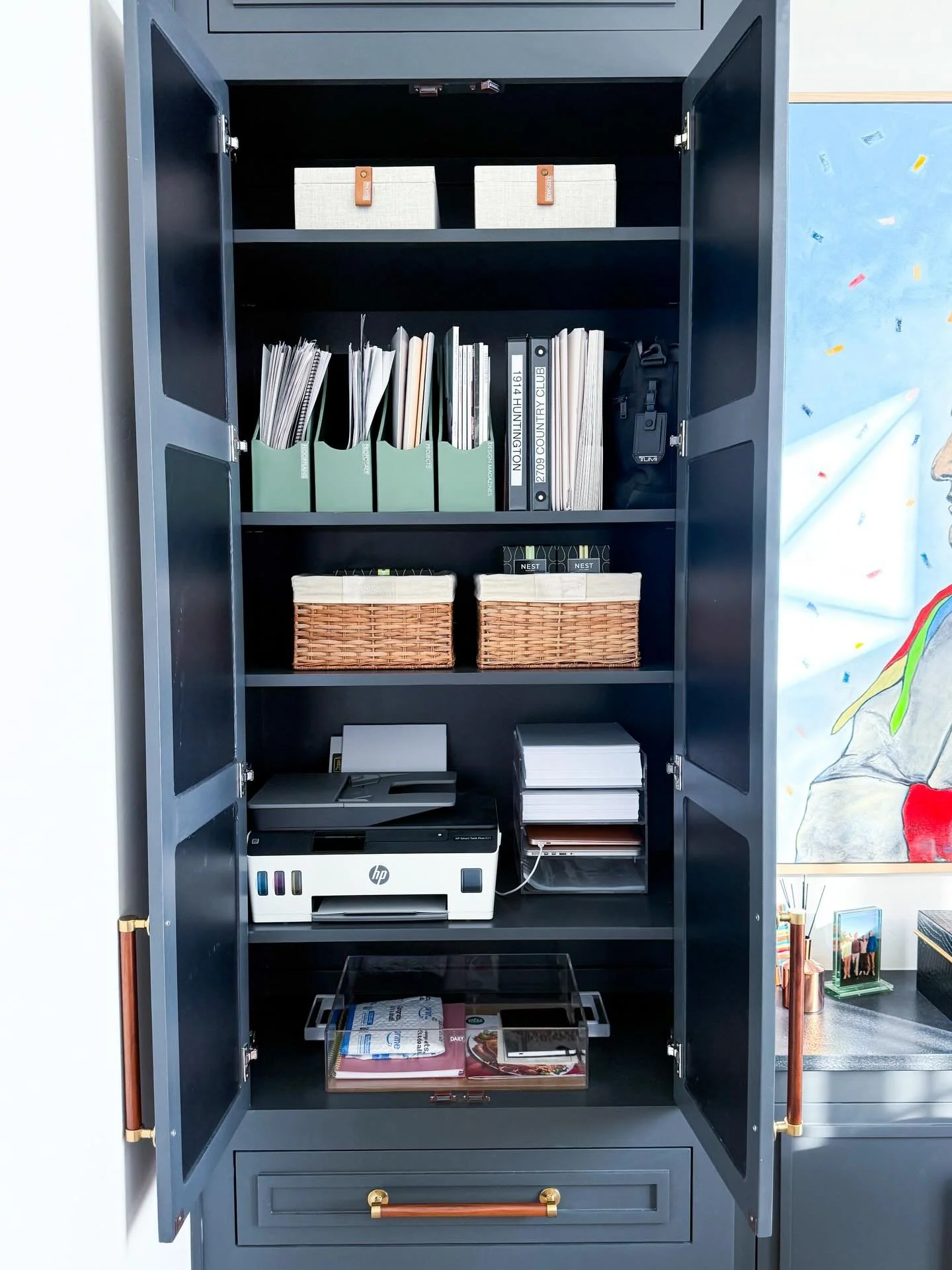 Design and order 🤍&mdash;two elements that can work in perfect harmony. This office was already given the beautiful designer touch by @kristinebatesinteriors , and we elevated it with the functionality it needed to fully shine. As a shared space, we