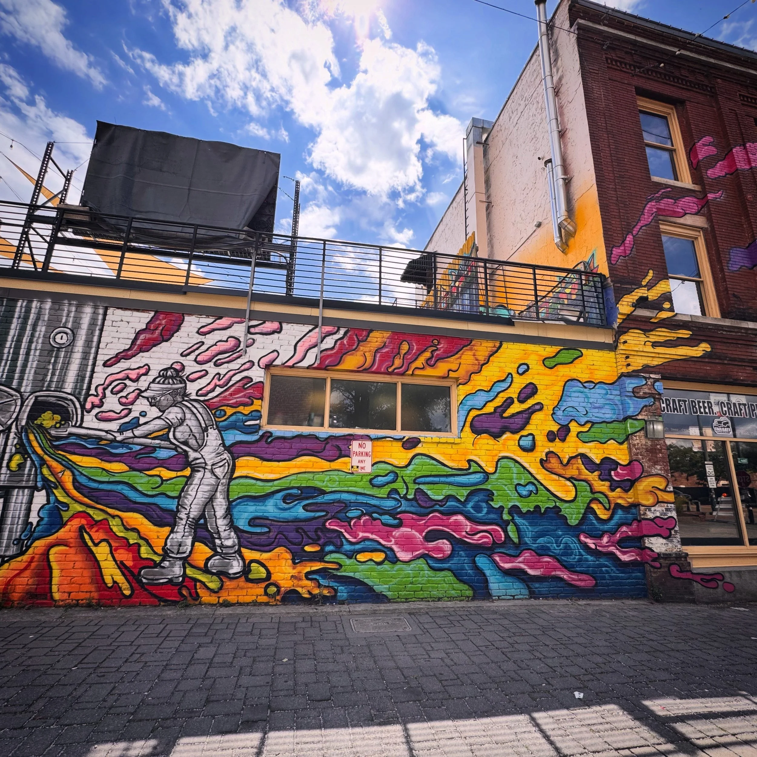 We were inspired this weekend by all of the amazing murals over the districts of @downtownchatt but the one to the side and back of @tailgatebrewerychattanooga was especially fun and deserves a shout out. 

Thank you for adding color to a sometimes b