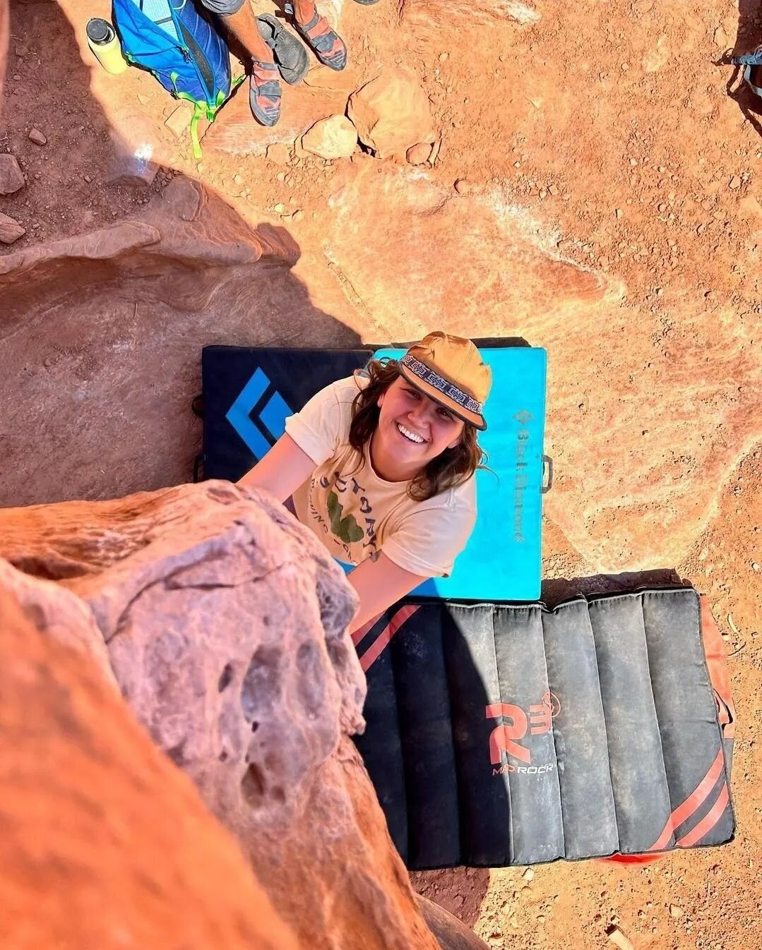 The perfect cap for days in the sun at the local crag!

@jwoodx0 rocking the @kavu Strapcap to keep the nasty sun out of  her eyes!

#strapcap #KAVU #busylivin #bouldering #climbing #localworldwide #93tillinfinity