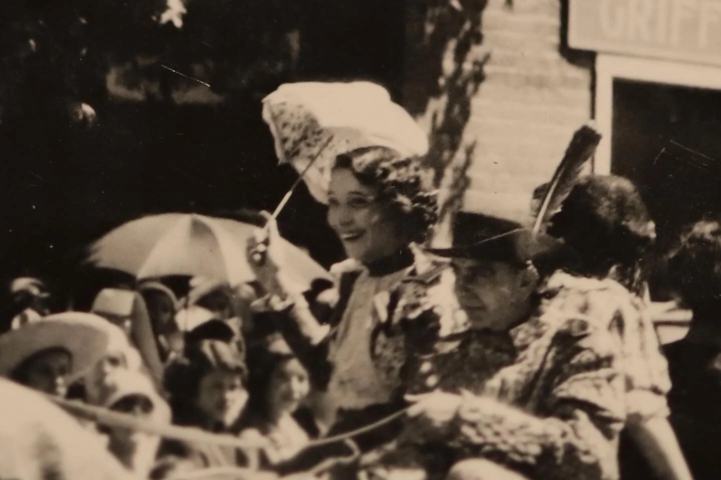 Fiesta 1932. 

Photos likely taken by Leonora Curtin.  Courtesy of the Fenyes-Curtin-Paloheimo collection at the Acequia Madre House. 

#santafefiesta #1932 #vintage #santafenm #historicphoto #vintagestyle #1930s #newmexicohistory #santafeplaza #thec
