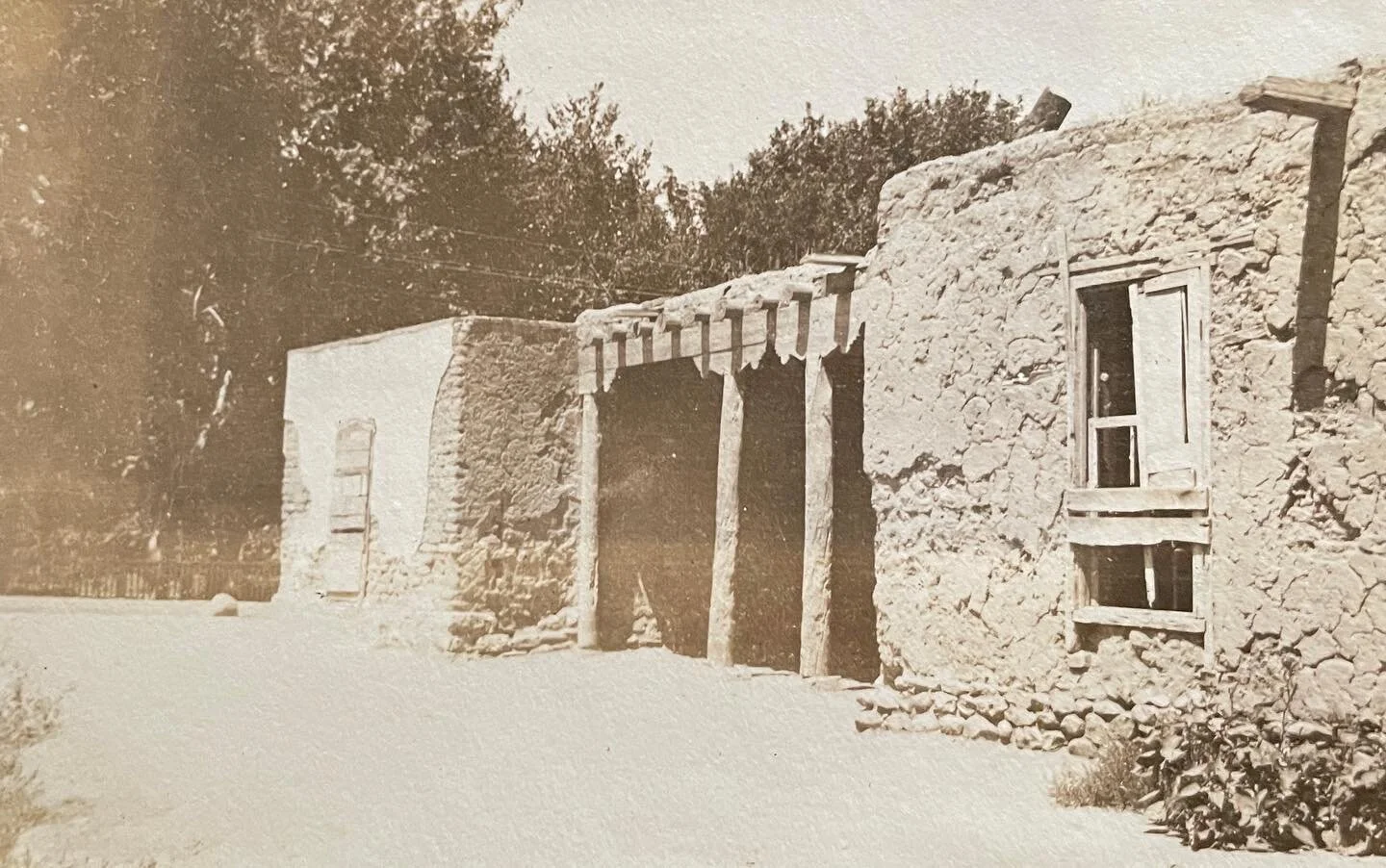 Santa Fe in 1917. 

Photo likely taken by Eva Fenyes.  Courtesy of the Fenyes-Curtin-Paloheimo collection at the Acequia Madre House. 

#santafenm #historicarchitecture #vintage #filmphotography #newmexicotrue #thecitydifferent #santafeart #simplysan