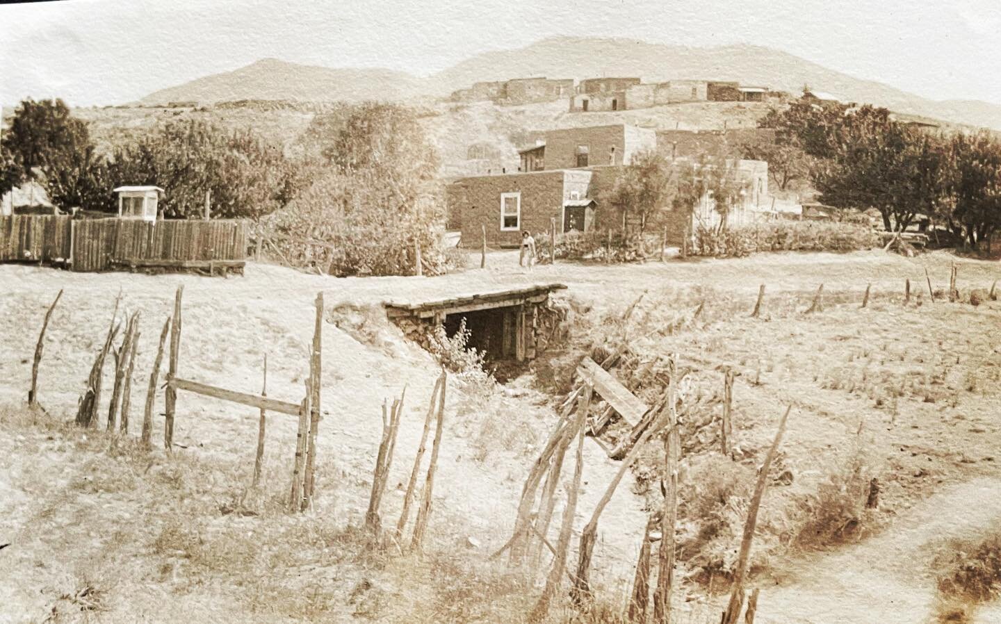 Palace Ave around 1920. 

Photo likely taken by Eva Fenyes.  Courtesy of the Fenyes-Curtin-Paloheimo collection at the Acequia Madre House. 

#palaceavenue #santafenm #vintage #filmphotography #historicphoto #newmexico #simplysantafe #thecitydifferen
