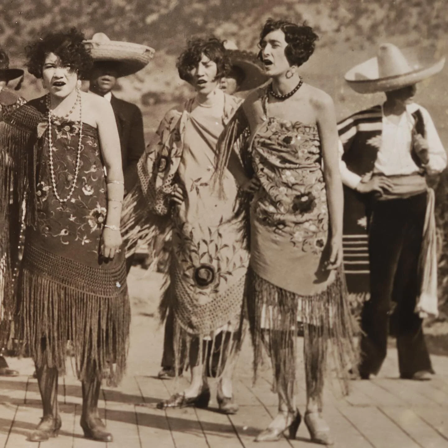 Roarin twenties in Santa Fe. 

Photo likely taken by Leonora Scott Curtin.  Courtesy of the Fenyes-Curtin-Paloheimo collection at the Acequia Madre House. 

#santafe #roaring20s #newmexico #fashion #vintage #style #historicphoto #1920s #thecitydiffer