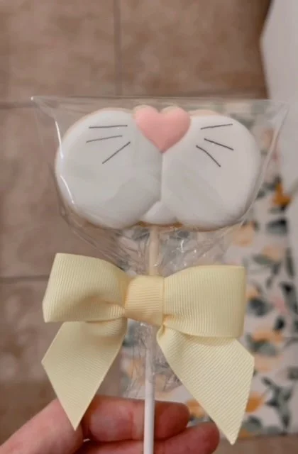 Bunny mouth cookie pop