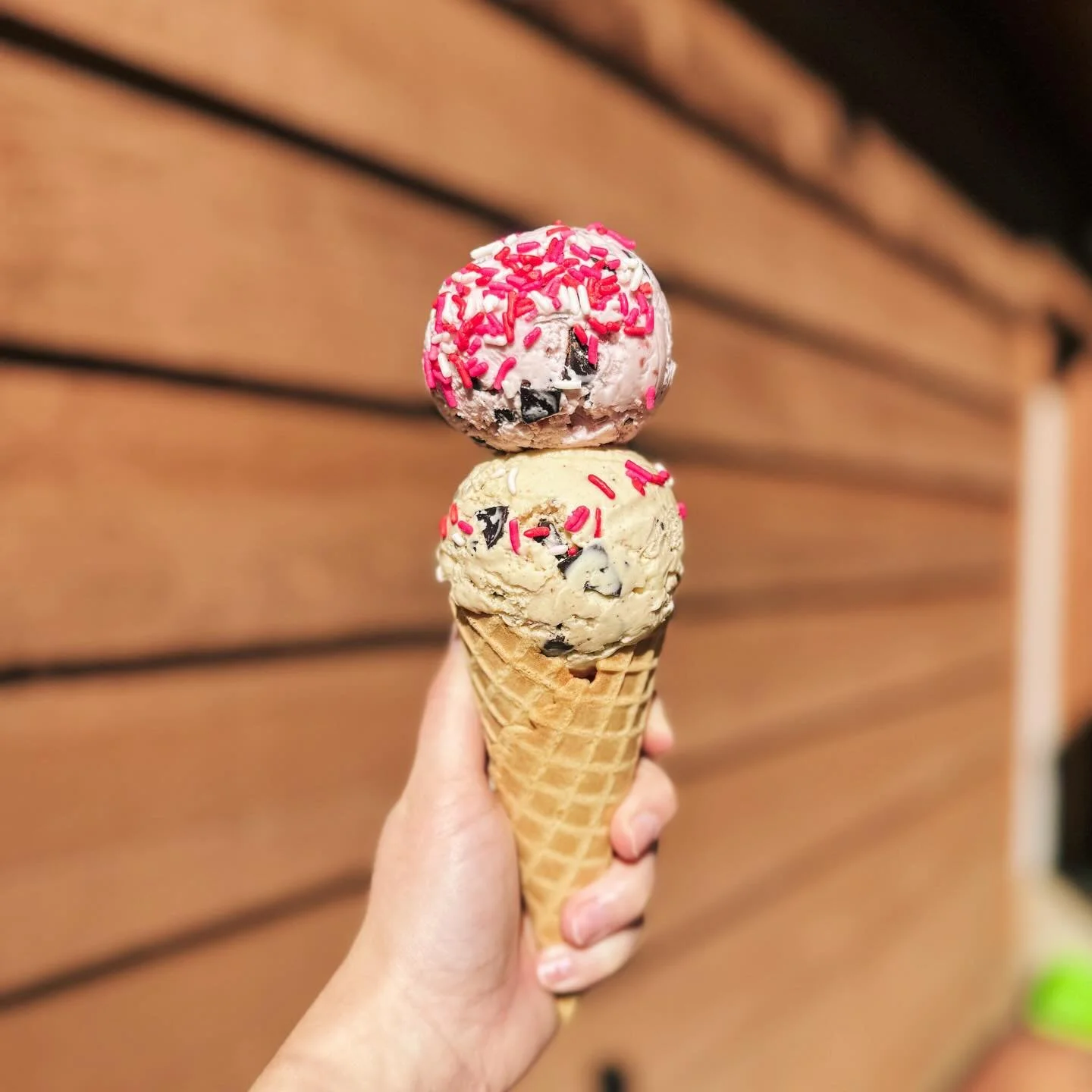Sweet new treats in the dipping cabinet for a chilly weekend ahead! Stop by and try Raspberry Love and Black &amp; White Coffee. 

💕 Raspberry Love: A sweet and tart raspberry base with dark chocolate flakes
☕️ Black &amp; White Coffee: A rich caram