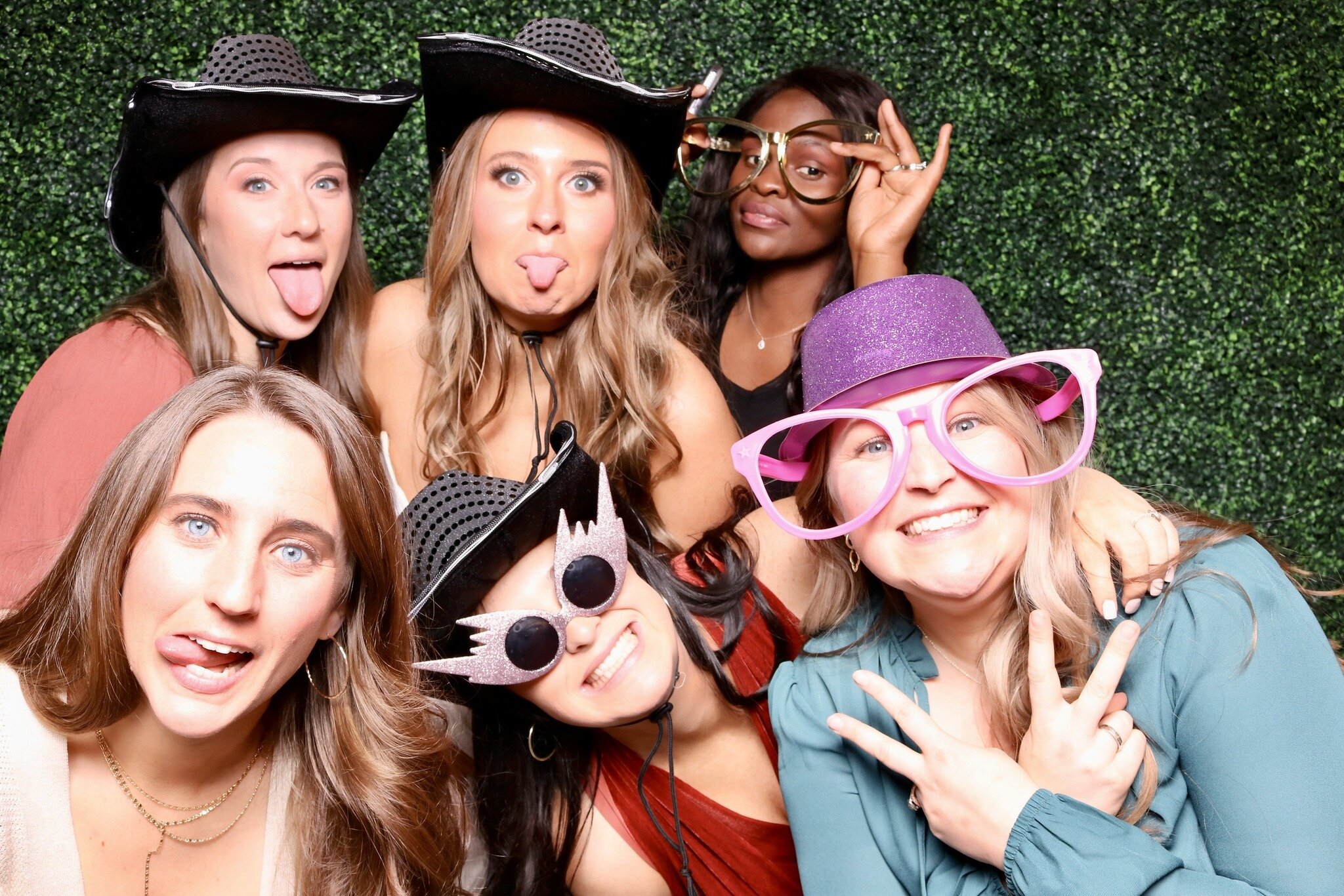 Friends + Silly faces = the perfect picture ✅

Book us for your next event!
 #crownphotobooths