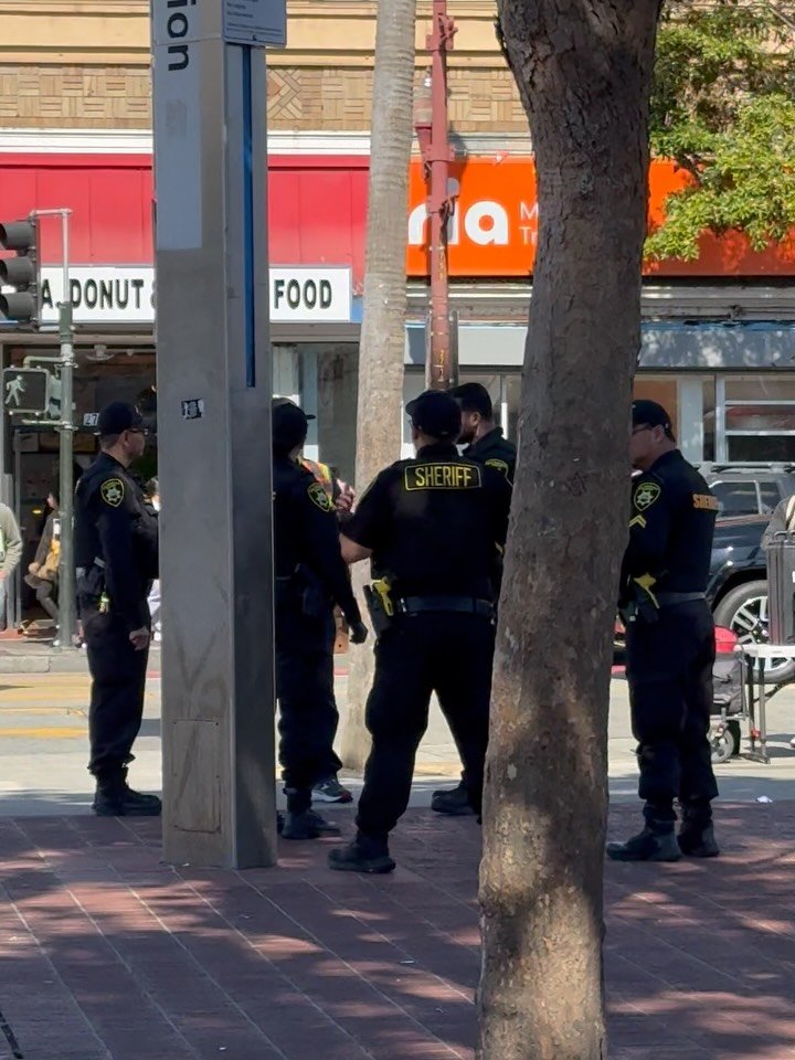 THIS IS NOT ICE/ESTO NO ES ICE
Comunidad, esto NO es ICE. Este es el Departamento del Sheriff de San Francisco, realizando una patrulla de rutina por la calle Misión. Es innecesario y genera temor en la comunidad debido a la brutal aplicaci&o