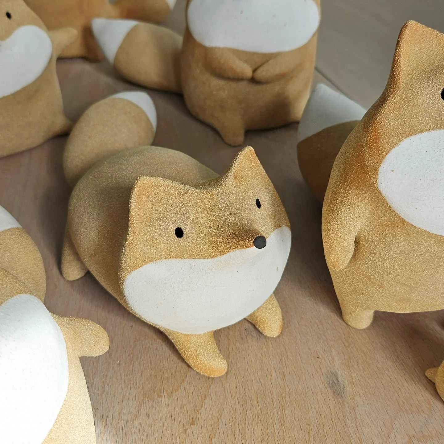 Quelques renards fra&icirc;chement sortis du four &agrave; retrouver en octobre sur Strasbourg dans une belle boutique 😄

#ceramic #ceramique #renard