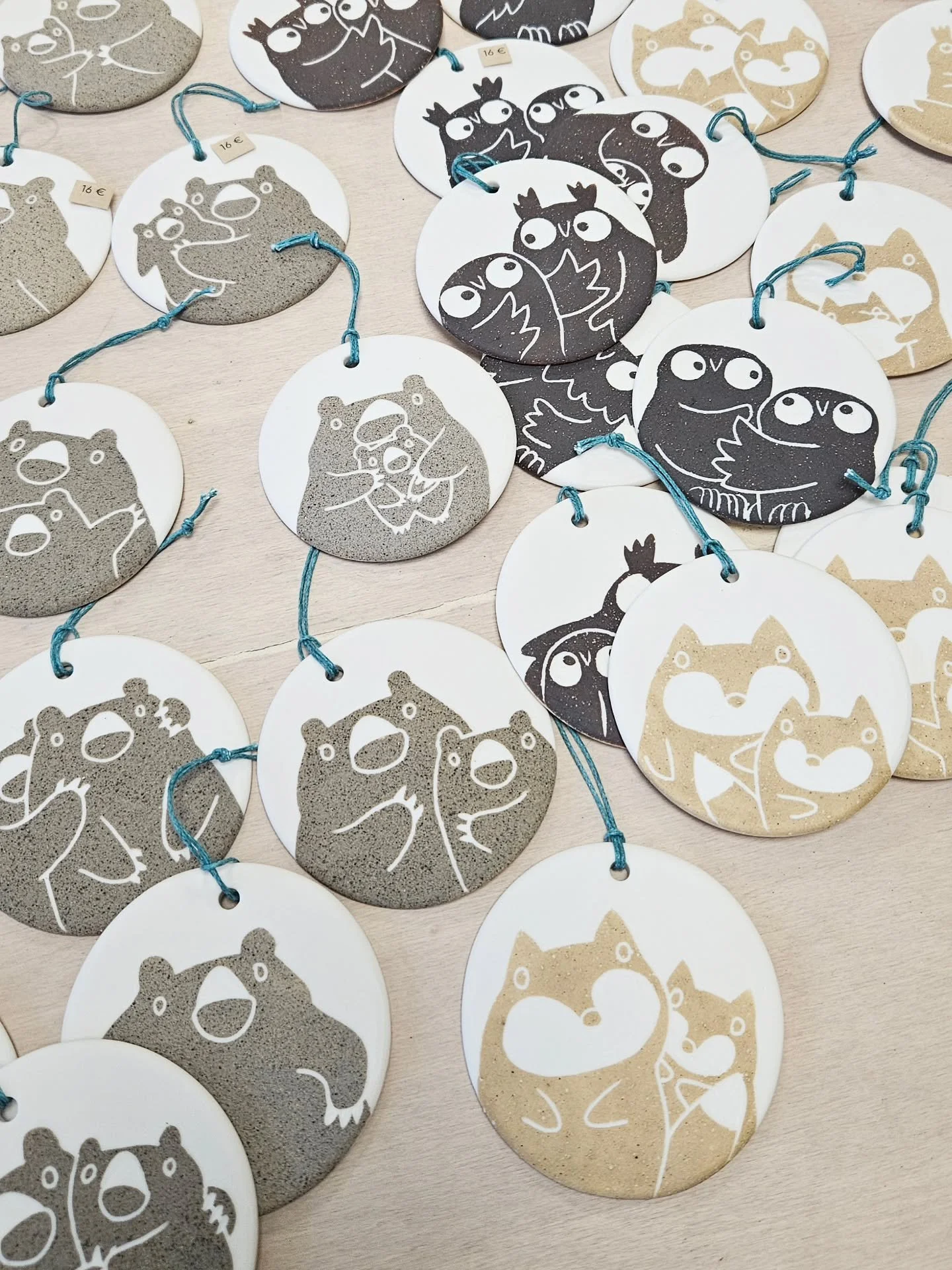 Voici la nouvelle version de mes petites d&eacute;corations rondes. Un mix de sgraffito et d'engobes faites avec les gr&egrave;s chamott&eacute;s que j'utilise en sculpture. Le contraste des mati&egrave;res est super chouette. Je suis super contente 
