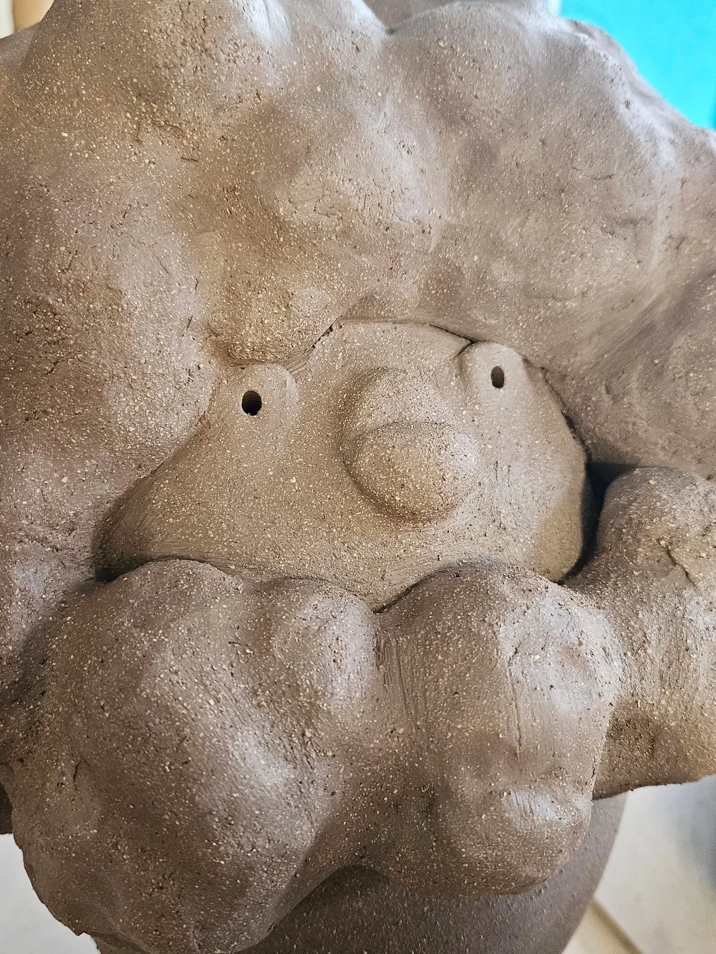 Je tente de vous montrer quelques pi&egrave;ces en cours, pas encore cuites mais sa s trop vous en montrer pour garder la surprise aux personnes qui viendront au salon r&eacute;sonances ! Montrer un peu mais pas trop, c'est pas &eacute;vident 😅

 C'