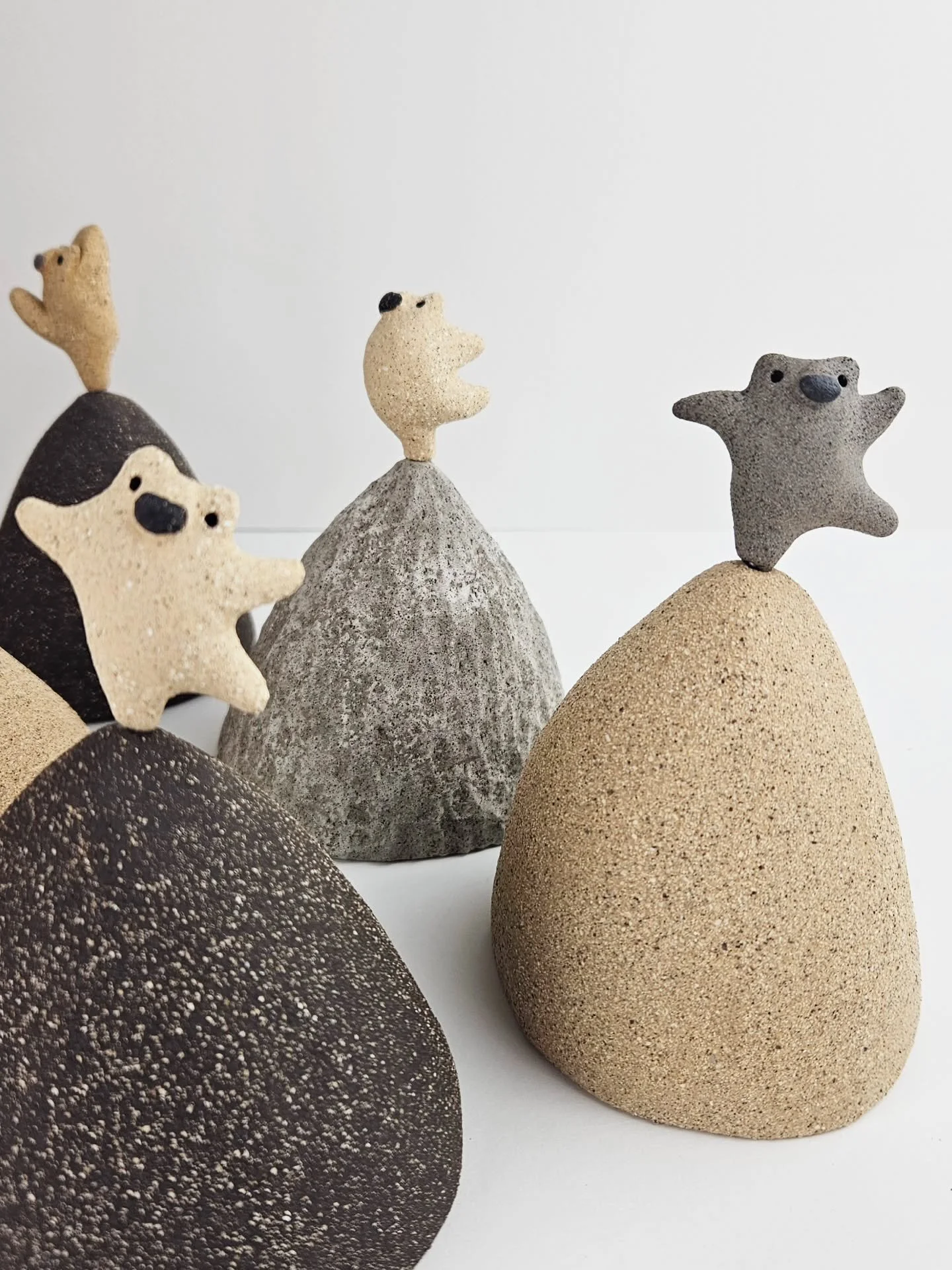 Je voulais faire ce post deux jours apr&egrave;s le @salonresonances mais c'&eacute;tait y'a une semaine 😂

Bref ! Voici quelques images d'une s&eacute;lection de pi&egrave;ces expos&eacute;es et certaines adopt&eacute;es sur le salon. Aussi je suis