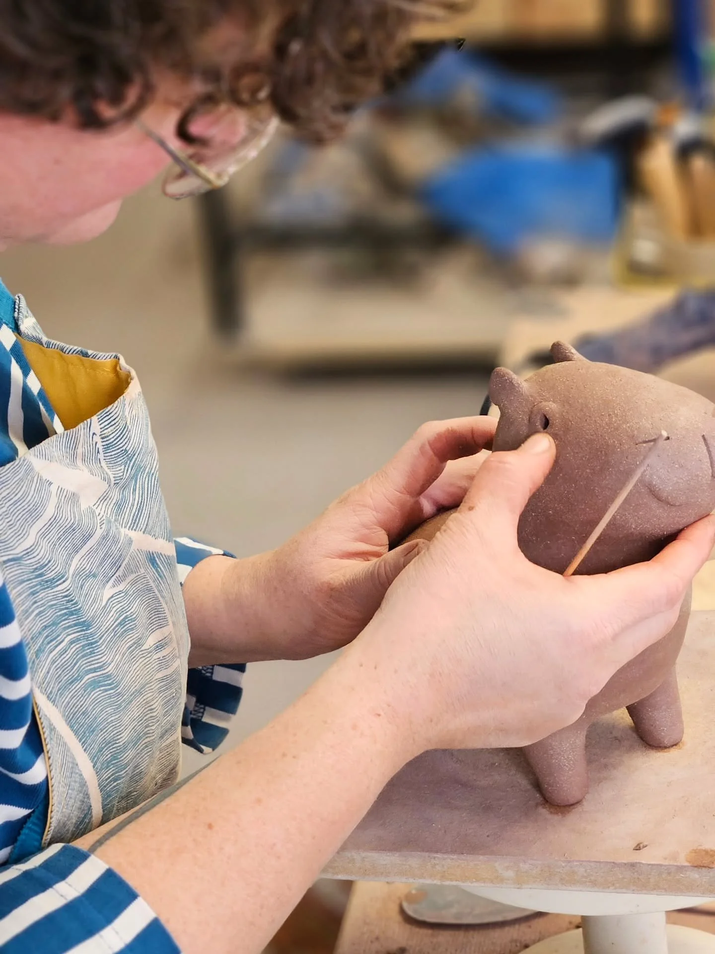 Sous le regard de @pauline.krier, j'ai model&eacute; un grand capybara pour la vente en ligne de No&euml;l du 10 d&eacute;cembre.

Merci copine 💙

#capybara #ceramique #ceramic