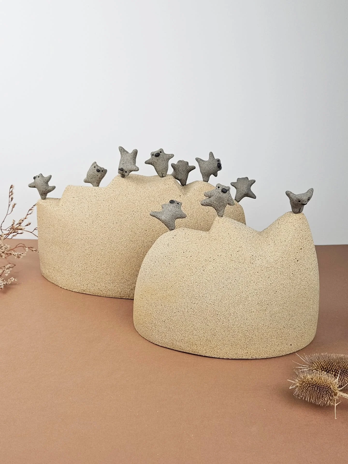 Mes derni&egrave;res grandes pi&egrave;ces sont &agrave; retrouver sur mon eshop (lien en bio), pour les autres, ce sera du c&ocirc;t&eacute; de @oz.laboutique.

Je vais tenter une derni&egrave;re fourn&eacute;e de minis &agrave; livrer juste avant N