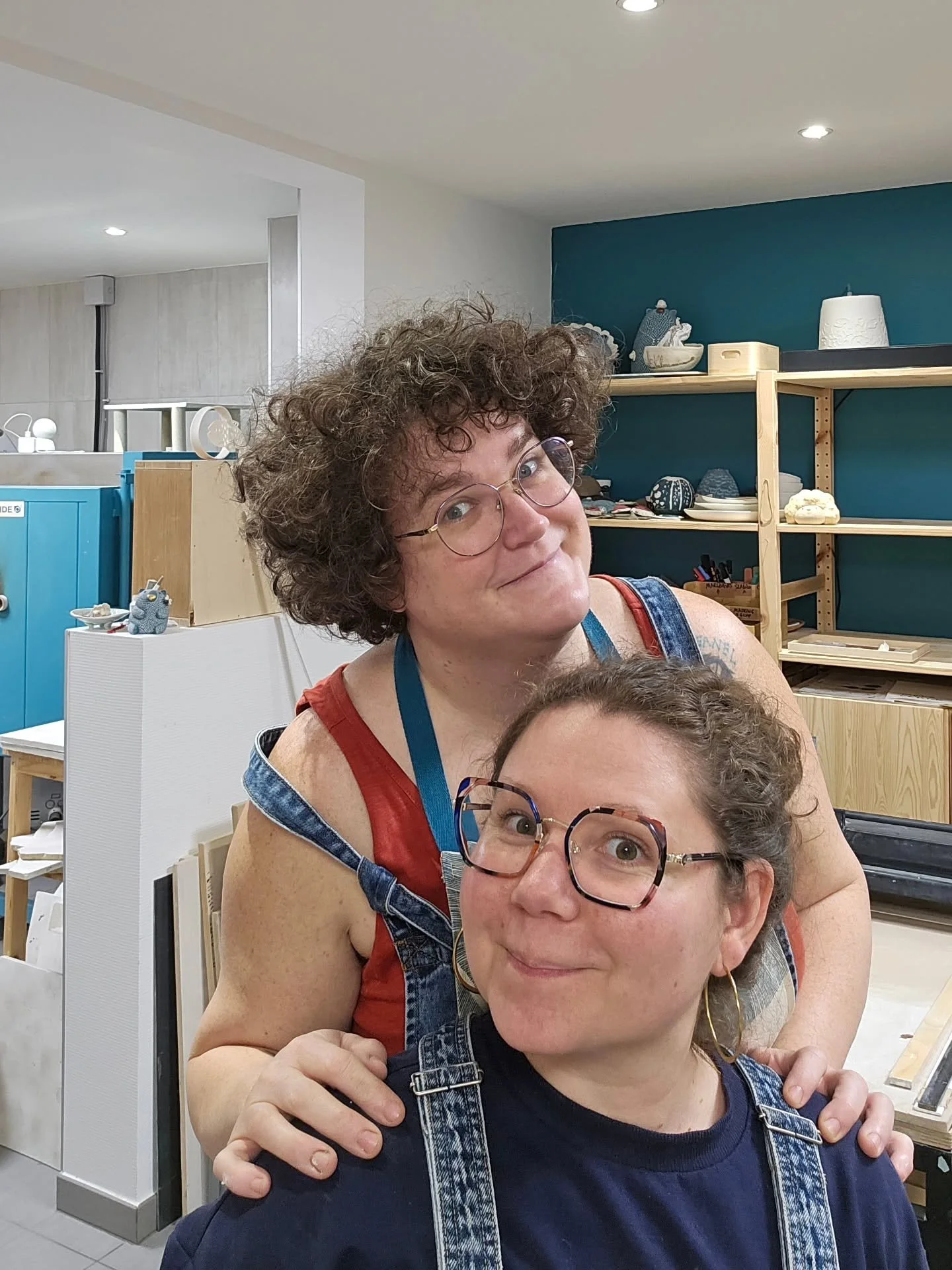 Une grande nouveaut&eacute; &agrave; l'atelier car j'ai d&eacute;sormais une assistante de choc &agrave; temps partiel &agrave; l'atelier ! Ce n'est autre que @camillebo_ceramic, c&eacute;ramiste talentueuse qui vient me donner un bon gros coup de ma
