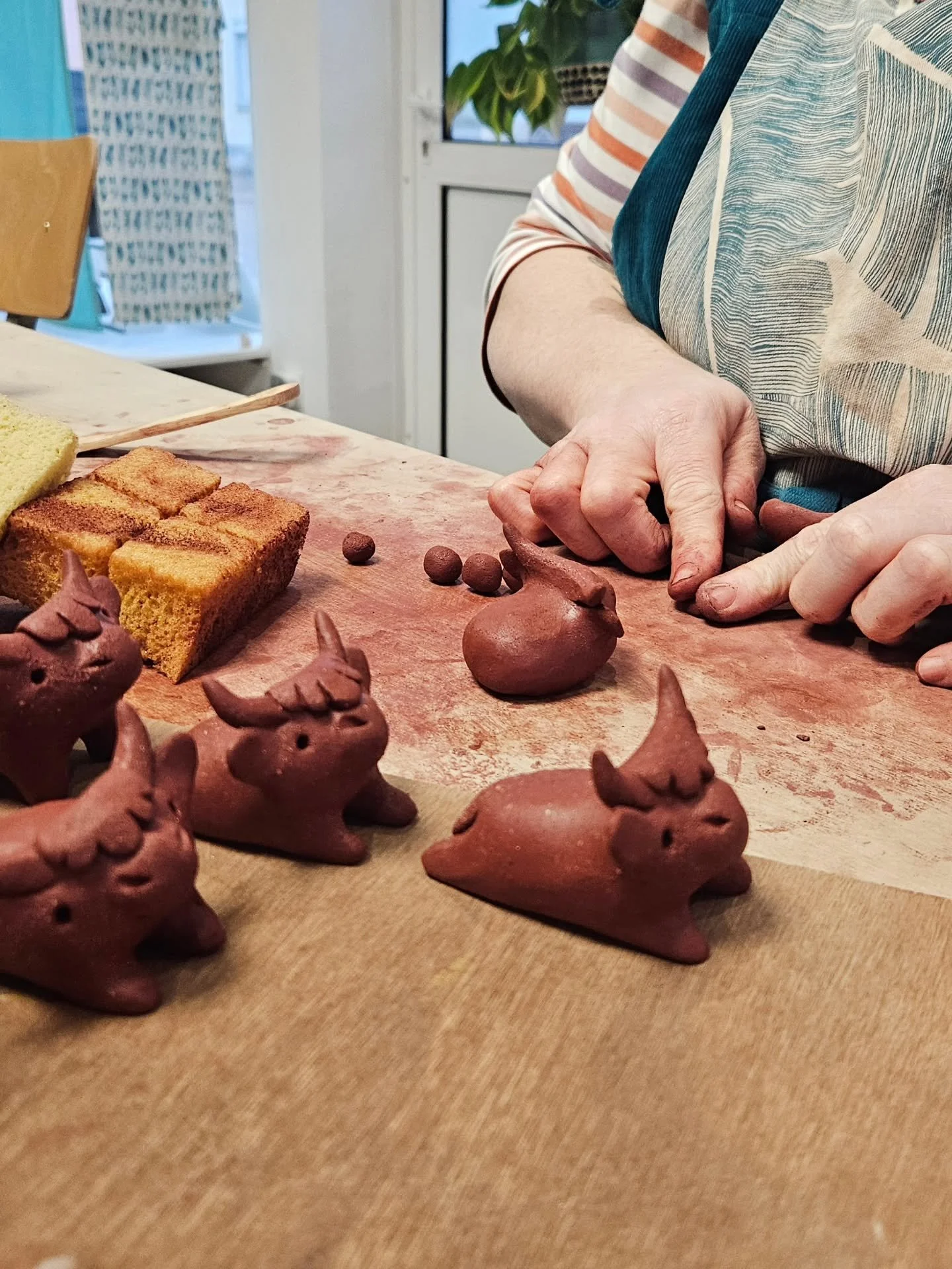 La fabrication des minis pr&eacute;-command&eacute;s a commenc&eacute; avec un troupeau de petites vaches highland.

The making of preorder minis began with a herd of small Highland cows. 

Photographi&eacute;e par mon acolyte @camillebo_ceramic