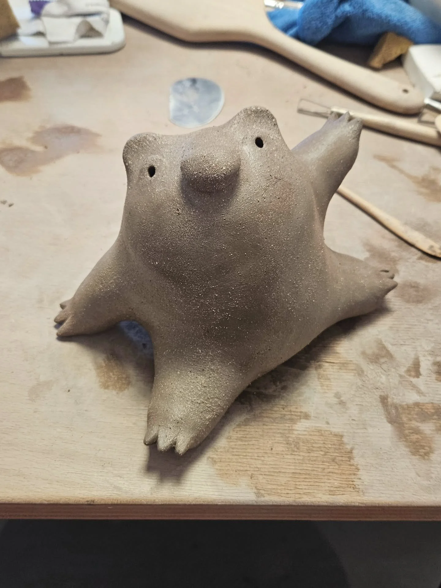 Quelques &eacute;tirements au retour des vacances, comme une envie de souplesse et de mouvements doux.

Pi&egrave;ces fra&icirc;chement model&eacute;s qui attendent les finitions et la cuisson.