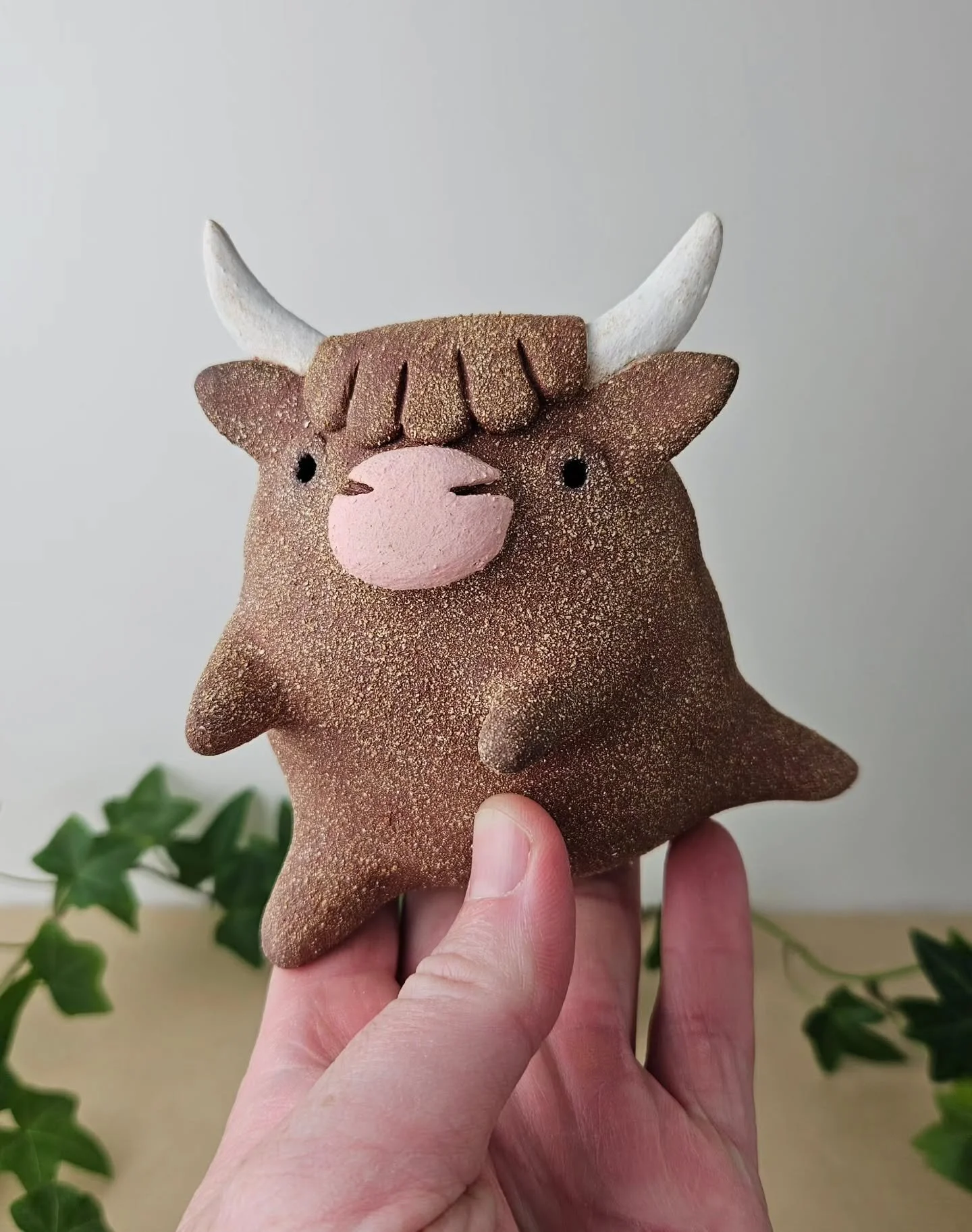 Durant l'&eacute;t&eacute;, je me suis consacr&eacute;e au modelage de pi&egrave;ces de taille plus grande qu'un mini et plus petite que mes sculptures d'animaux parents. J'y ai trouv&eacute; beaucoup de plaisir et c'est un format qui me pla&icirc;t 