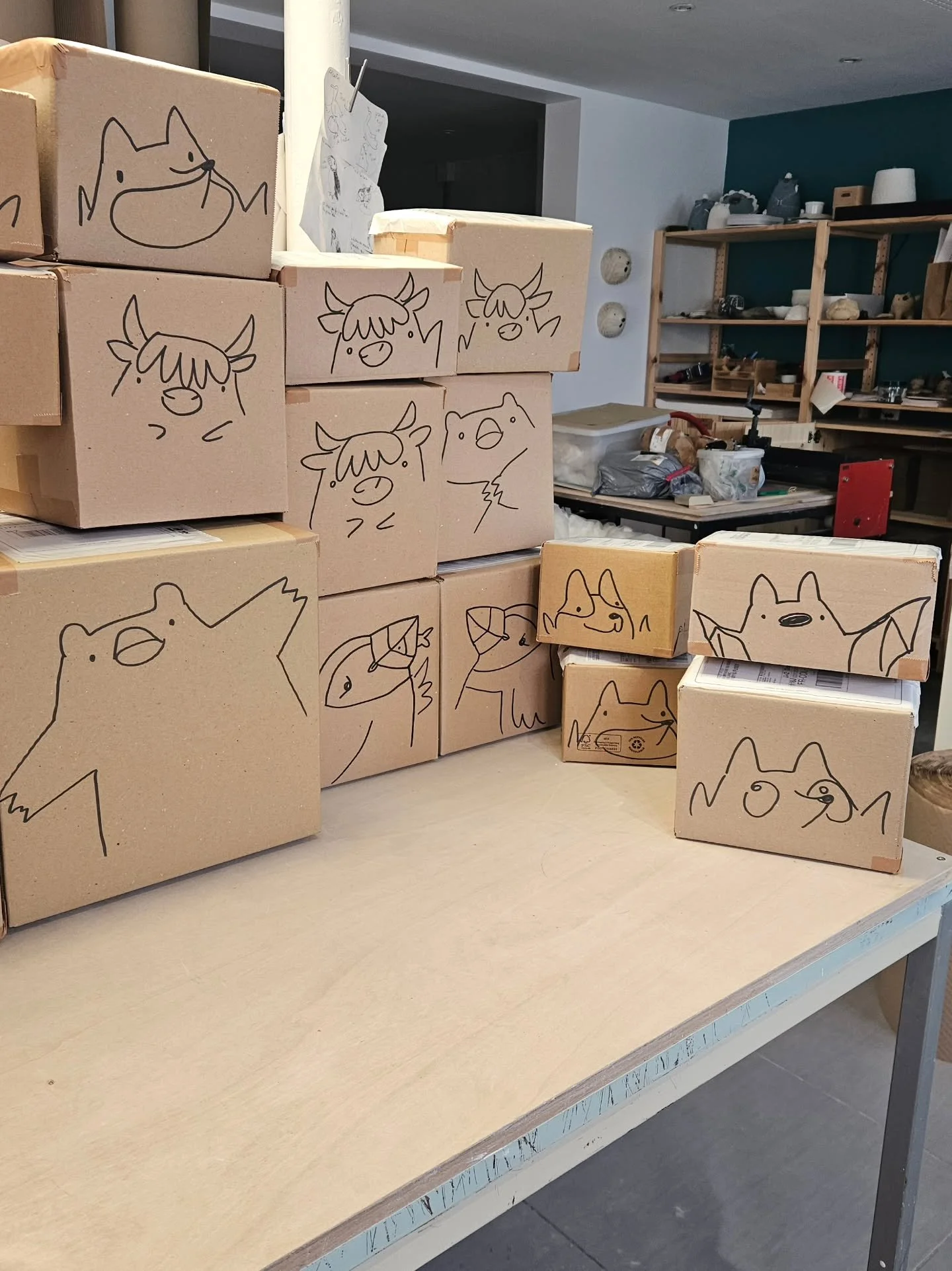 Les colis sont finis et pr&ecirc;ts &agrave; partir. Comme j'ai loup&eacute; la lev&eacute;e du jour, je les posterai demain matin. Mais j'ai eu le temps pour l photo de groupe