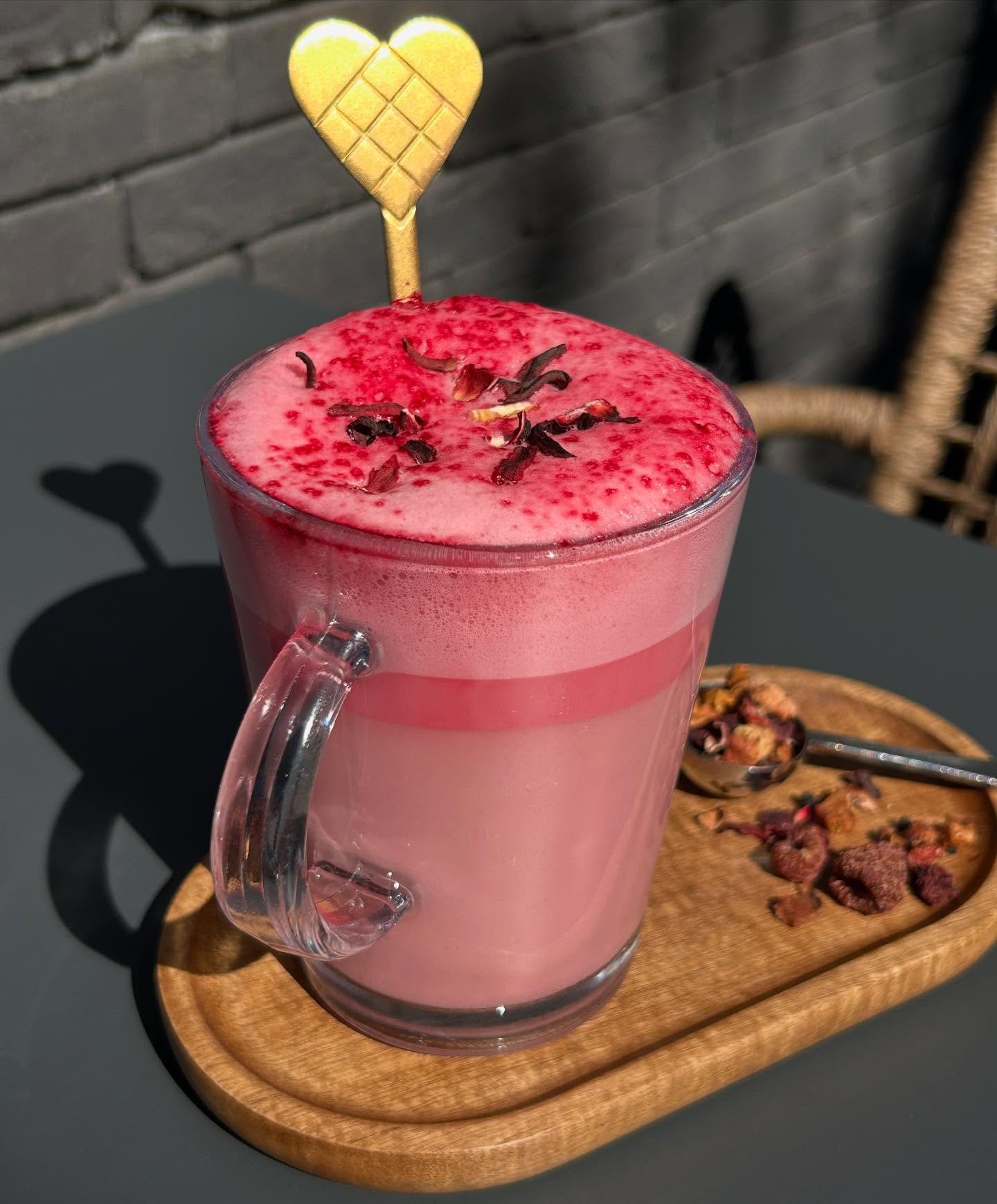 🌸 Nouveaut&eacute; gourmande &agrave; La Maison Douce 🌸

Voici le Pink Latte: une boisson aussi belle que d&eacute;licieuse 💕☕️

Pr&eacute;par&eacute; avec un sirop maison infus&eacute; au sureau, &agrave; la framboise et aux baies, ce latte d&eac