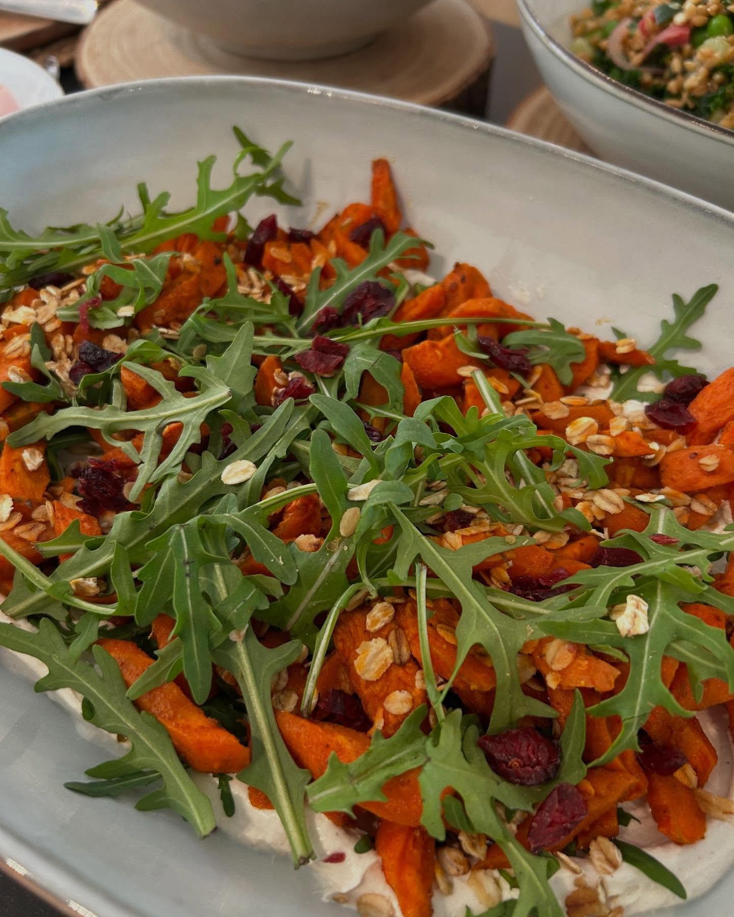 🥕Nouvelle salade du brunch 

Nous veillons &agrave; changer r&eacute;guli&egrave;rement les salades que nous proposons lors du brunch du dimanche.
Voici la derni&egrave;re venue: carottes caram&eacute;lis&eacute;es, sauce ricotta et beurre de cacahu