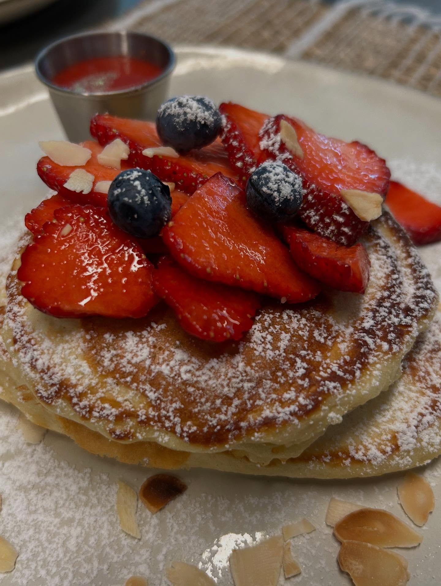 🍓 Il est de retour&hellip; et il fait fondre les c&oelig;urs !
Notre pancake aux fraises, g&eacute;n&eacute;reux et moelleux, napp&eacute; d&rsquo;un d&eacute;licieux coulis de fraises maison, arrive tout juste en cuisine 🍓🥞

Un vrai moment de dou