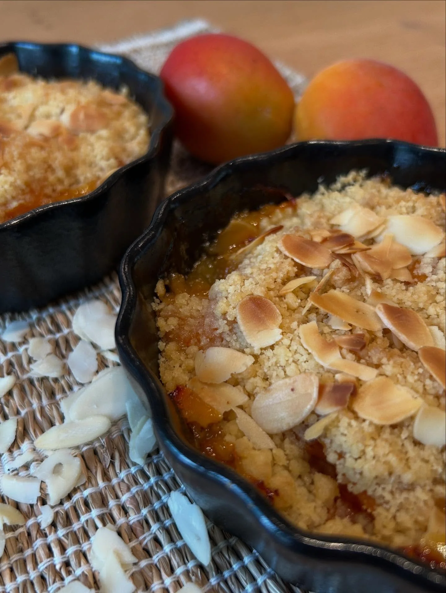 🍑 Aujourd&rsquo;hui, l&rsquo;abricot est &agrave; l&rsquo;honneur &agrave; La Maison Douce !
Le crumble tout juste sorti du four vous attend encore jeudi&hellip; une douceur de saison &agrave; savourer sans tarder 🧡 
Qui vient se r&eacute;galer ?  