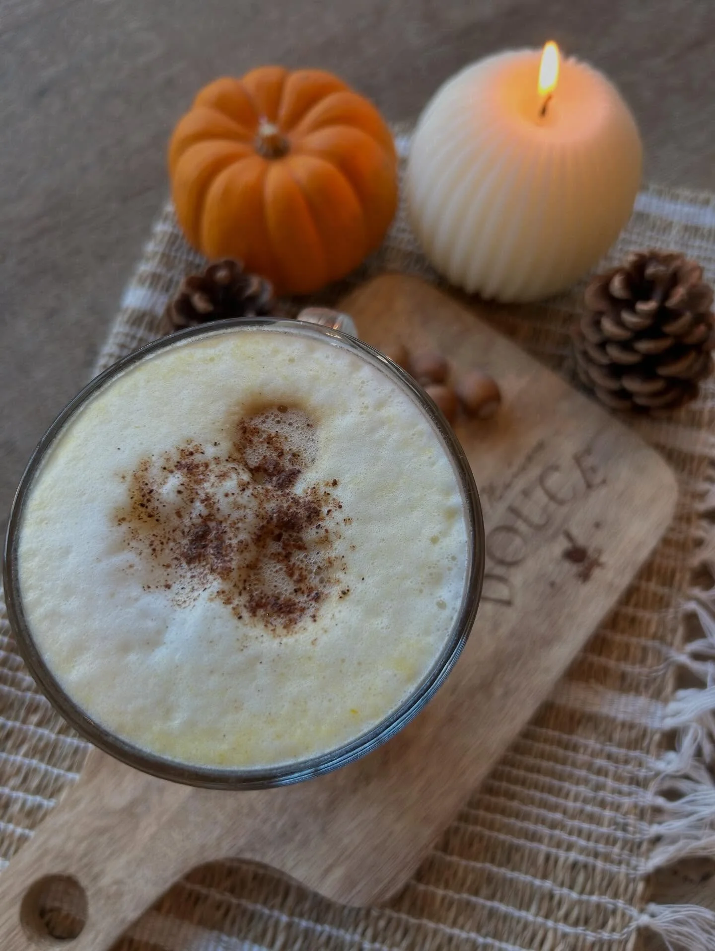 🍂 Le Pumpkin Spice Latte est de retour &agrave; La Maison Douce !
Parfait pour se plonger dans l&rsquo;ambiance douce et r&eacute;confortante de l&rsquo;automne.

R&eacute;alis&eacute; maison avec une pur&eacute;e de potiron et un sirop aux &eacute;