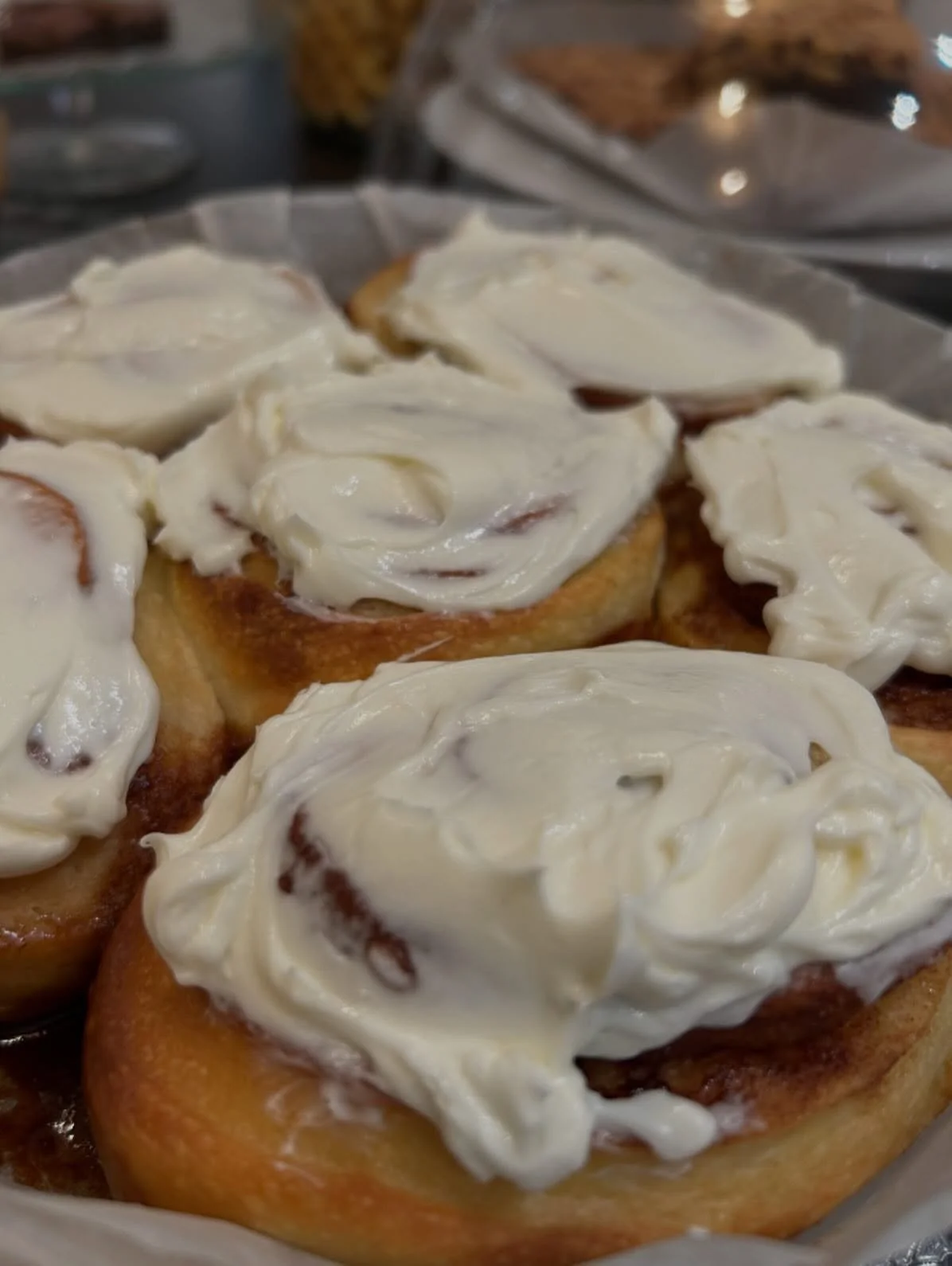 Le cinnamon roll, c&rsquo;est notre petit tr&eacute;sor du week-end !
Pr&eacute;par&eacute; avec amour, il vous attend chaque vendredi et samedi &agrave; La Maison Douce.

Vous savez pourquoi c&rsquo;est si bon ? Parce qu&rsquo;il est moelleux, g&eac