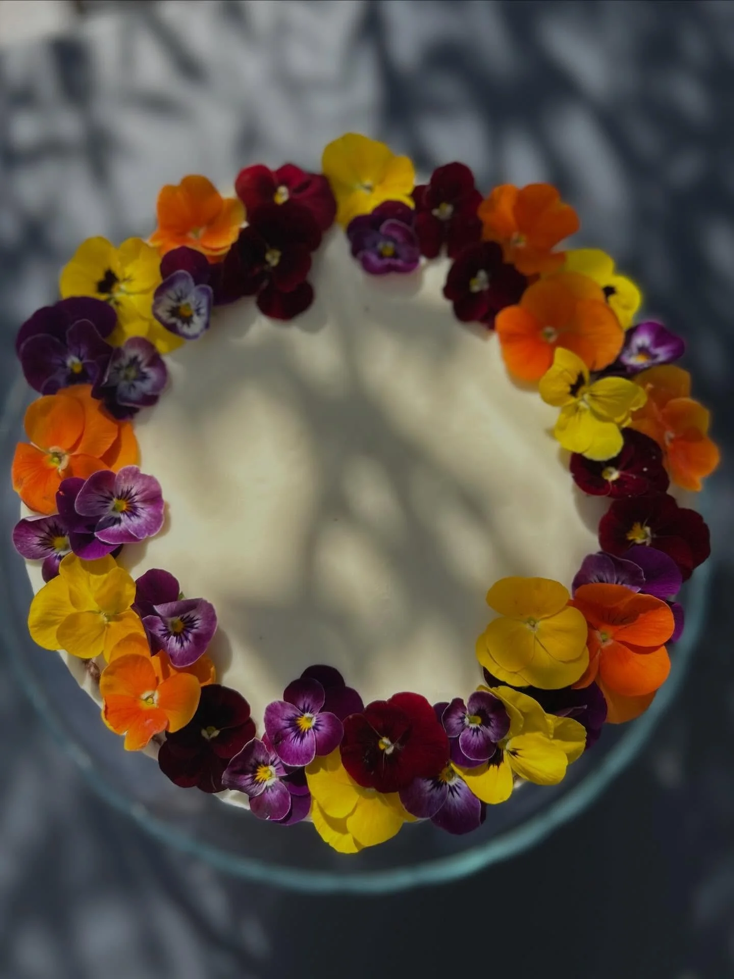 Chaque occasion m&eacute;rite son g&acirc;teau.
Ici, nous vous le pr&eacute;sentons dans une version printani&egrave;re, d&eacute;licatement d&eacute;cor&eacute; de fleurs comestibles.
Une ganache mont&eacute;e au chocolat blanc vient l&rsquo;envelop